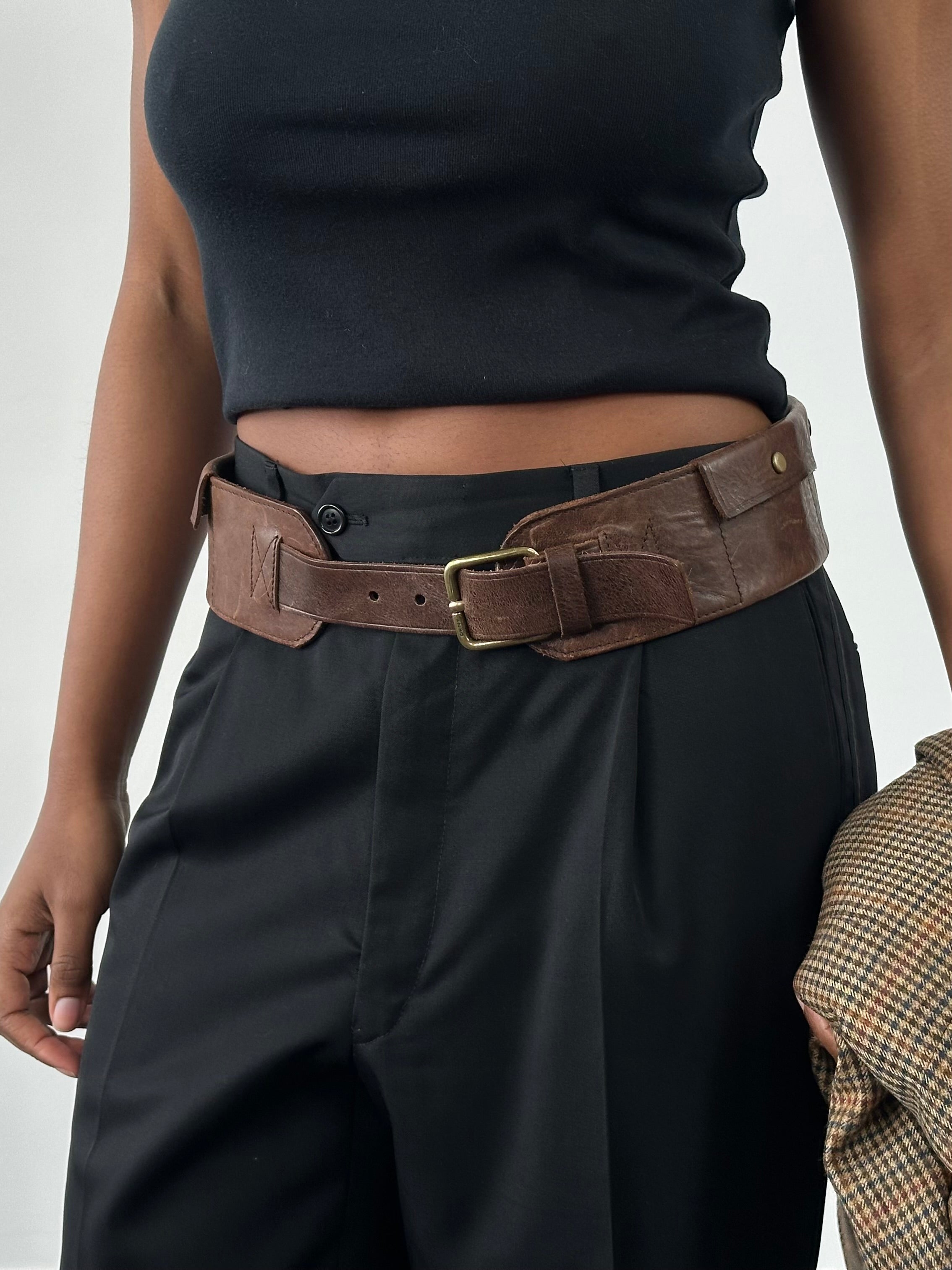 DKNY leather chunky utility belt bag with adjustable W31-33 size, featuring multiple pockets and a stylish design.