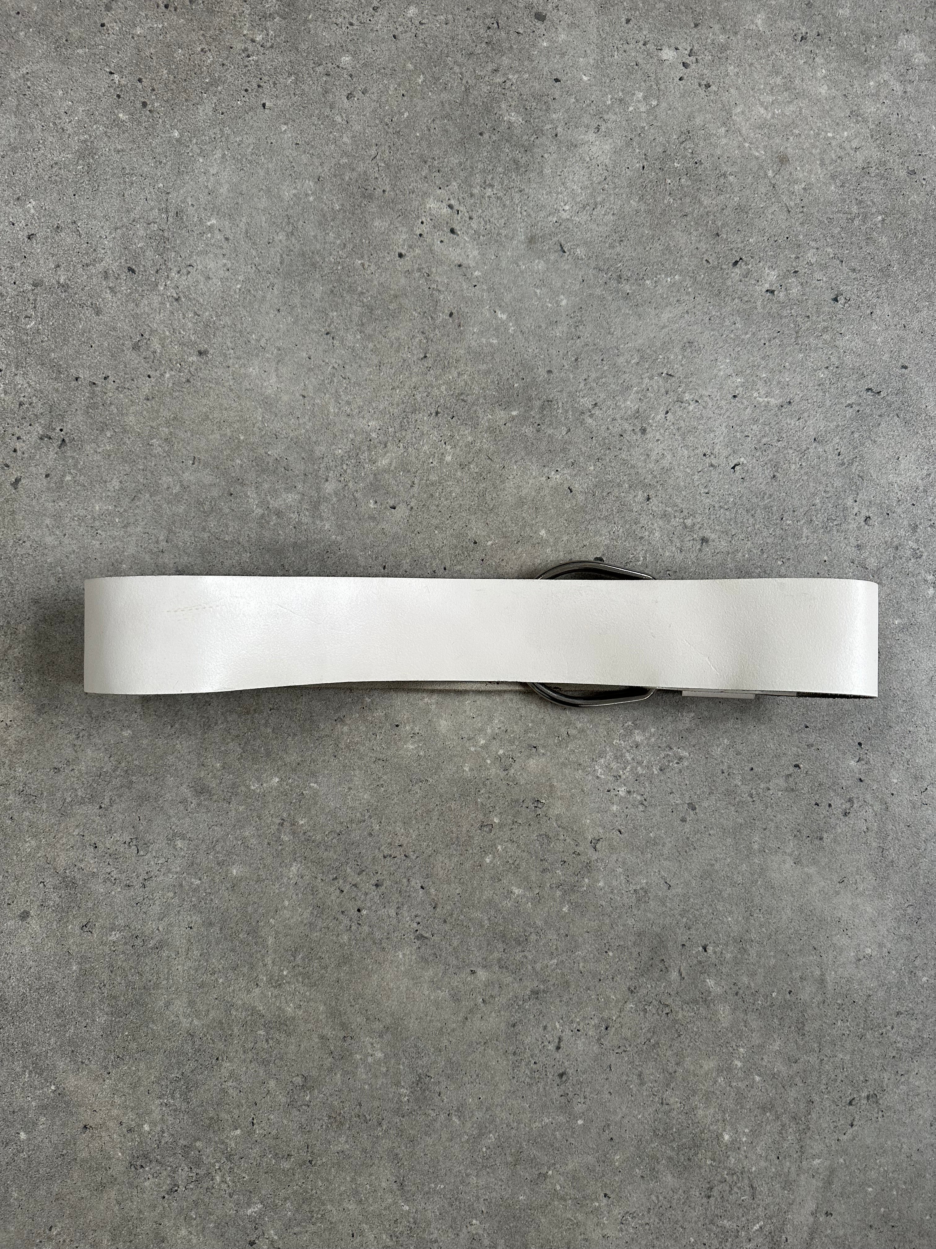 Vintage 1990s chrome chunky leather belt with metal buckle, size W27-34, featuring distressed leather and retro style.