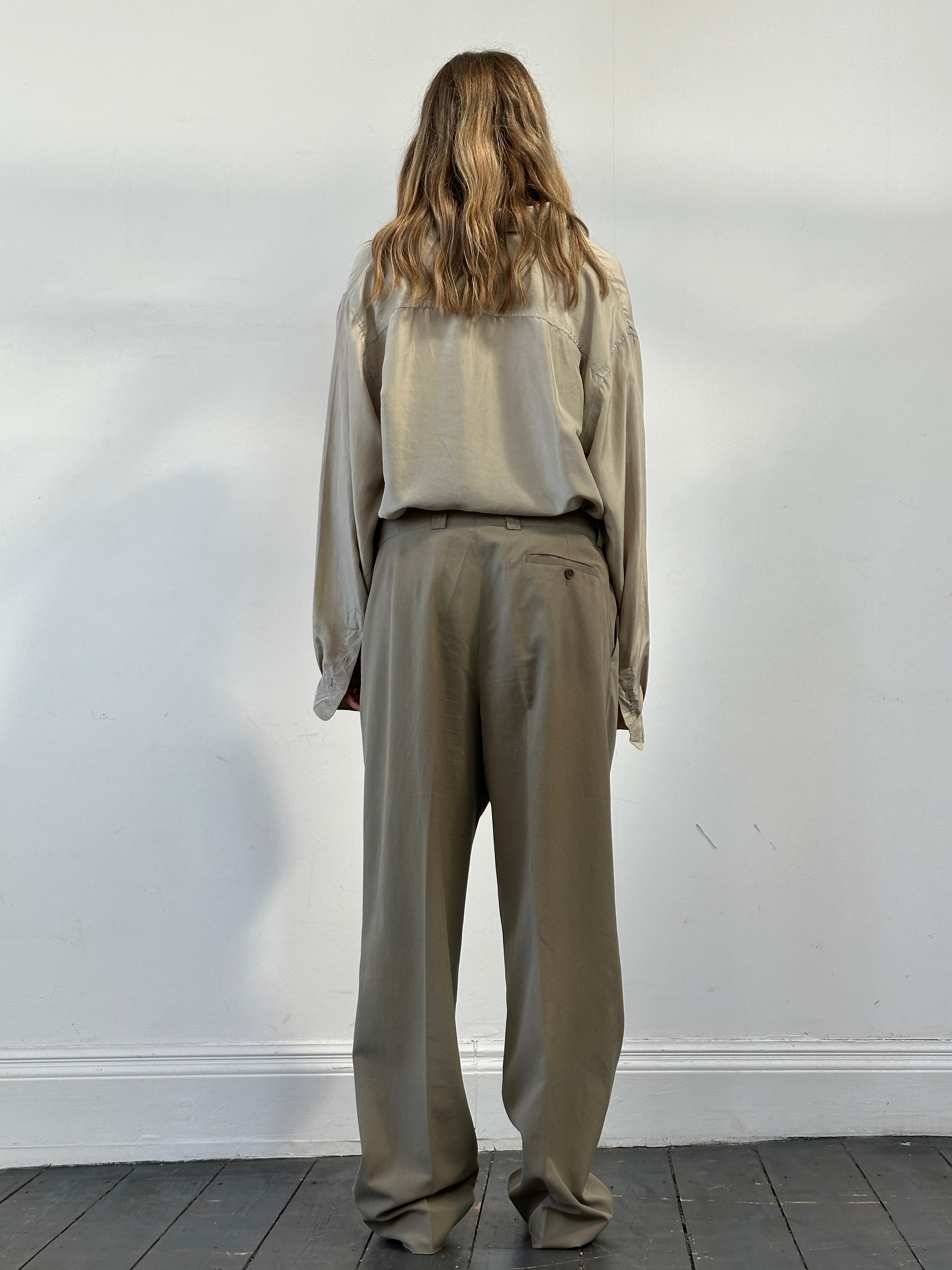 Vintage Italian pleated tailored trousers with straight legs, W34, featuring classic design and crisp fabric details.