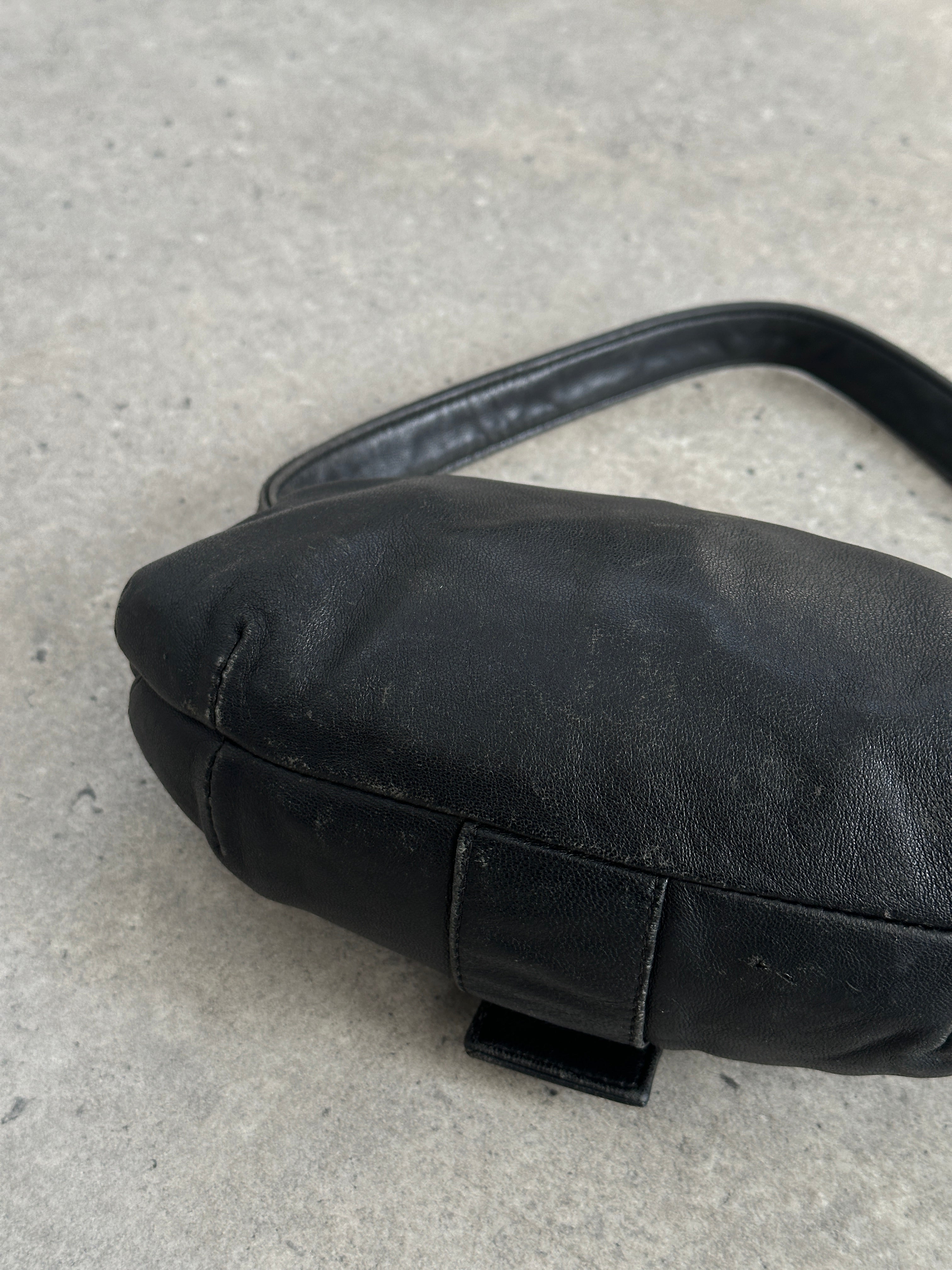 Emporio Armani 2000s aged leather shoulder bag with classic design, featuring a sleek strap and vintage-inspired finish.