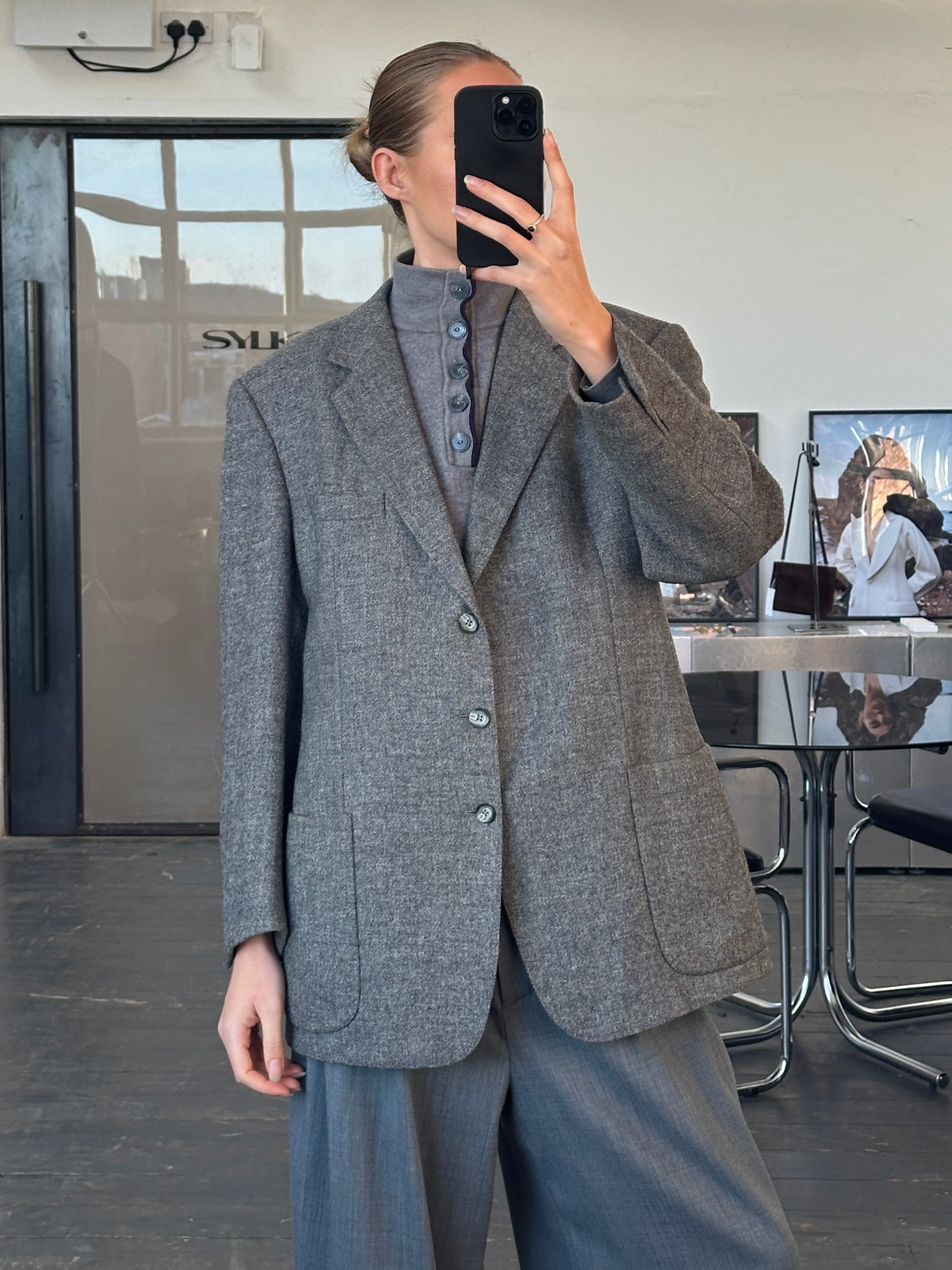 Burberry 1980s pure brushed wool single-breasted blazer in size 44R/XL, dark classic tailored design with lapels and button closure.