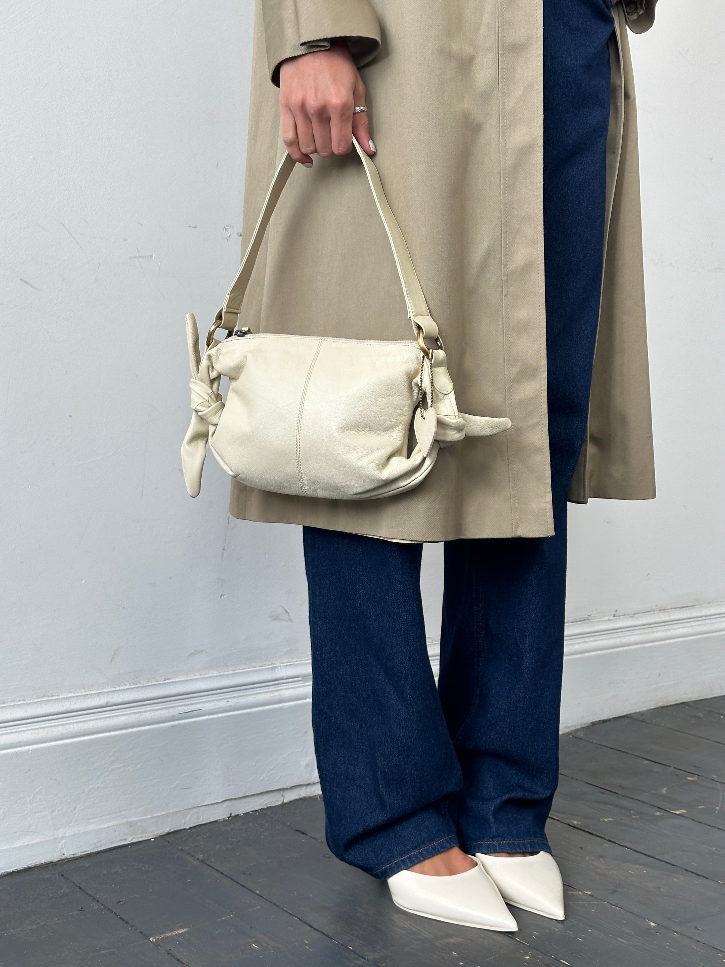 Vintage soft leather knot shoulder bag with a classic design and adjustable strap, perfect for stylish everyday use.