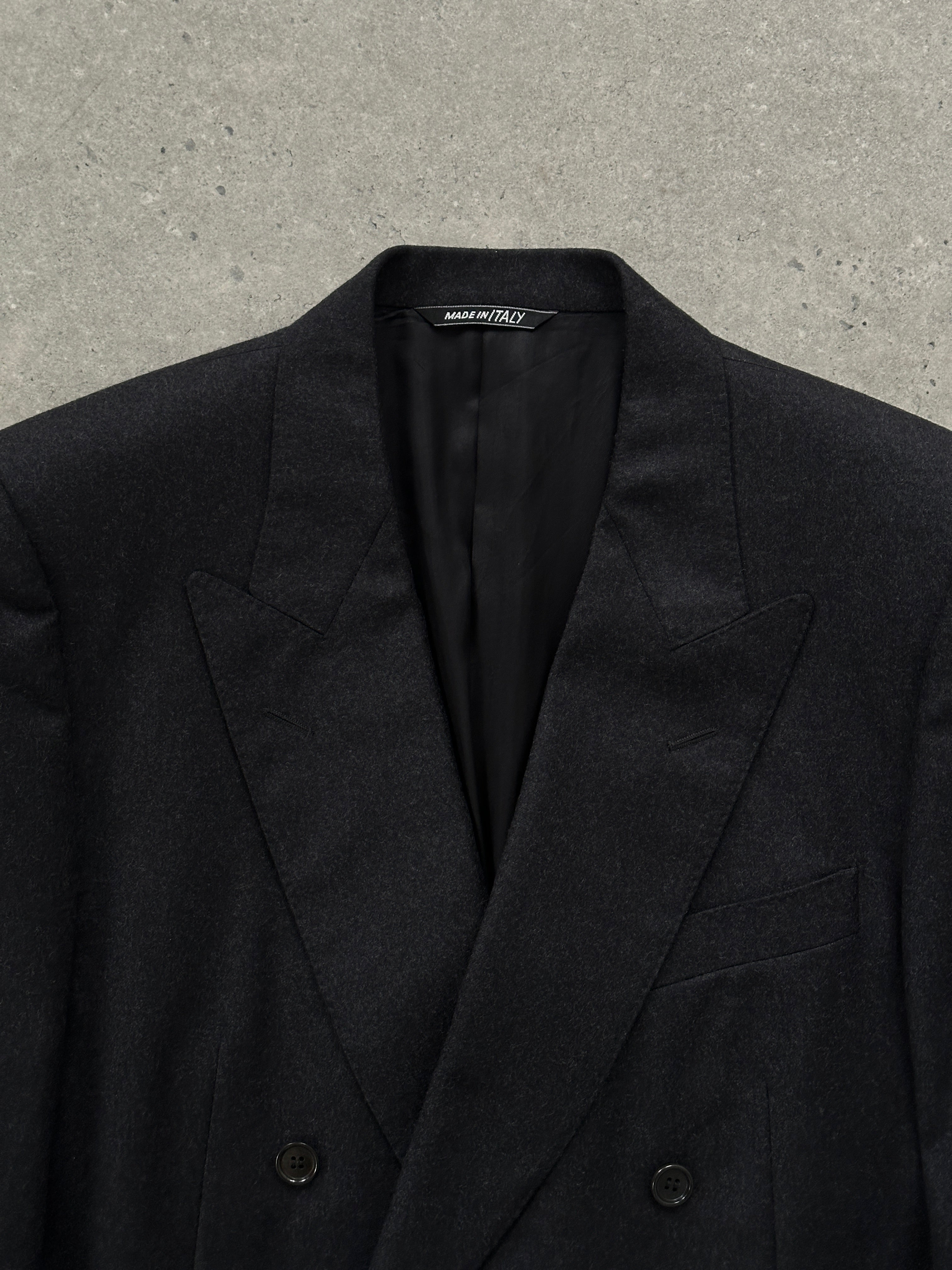 Vintage Italian double-breasted blazer in size M/L, tailored fit with classic lapels and stylish vintage fabric detail.