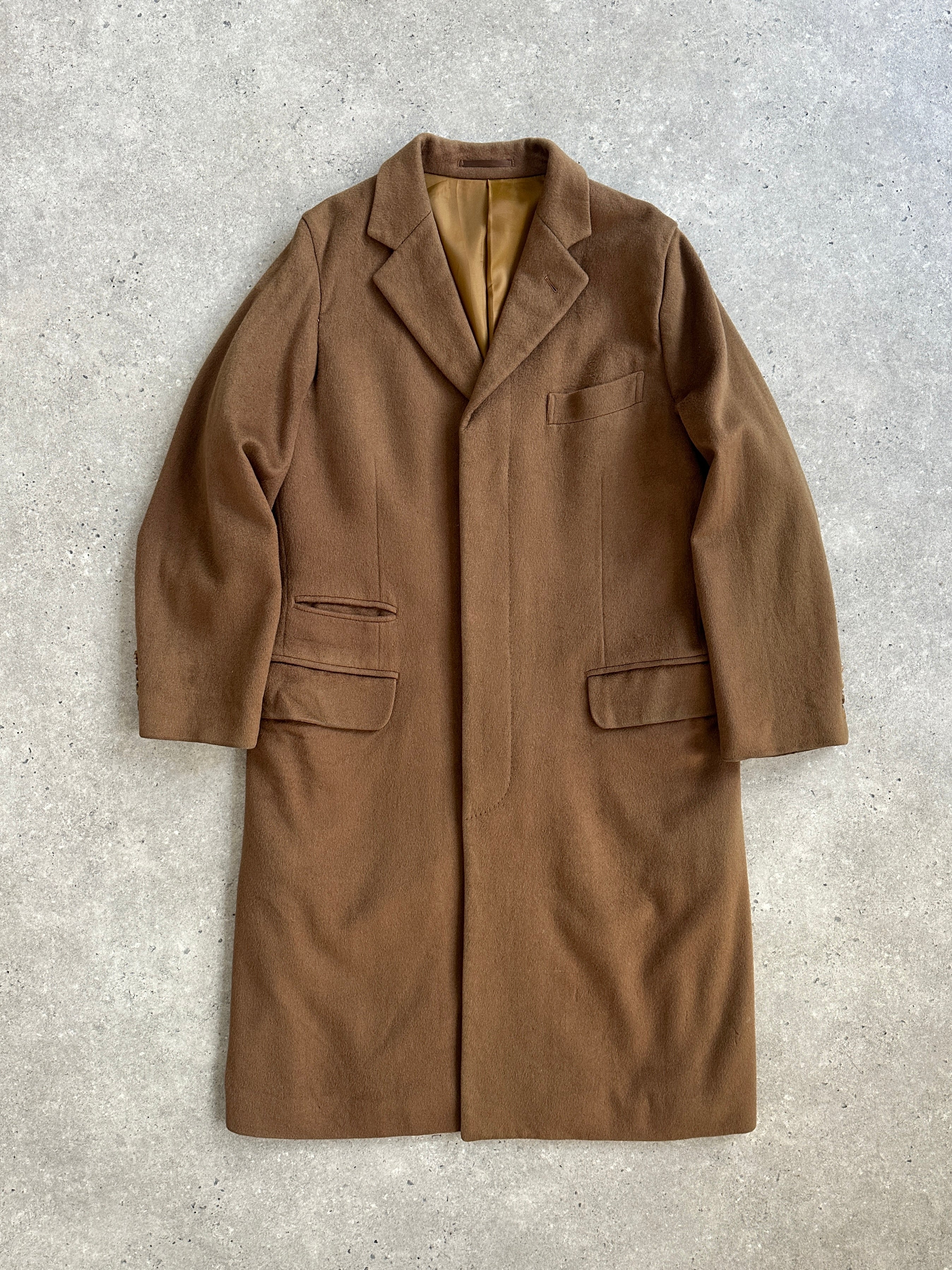 Vintage 1980s Italian pure cashmere coat in size S/M, showcasing a classic design with a warm, luxurious texture.