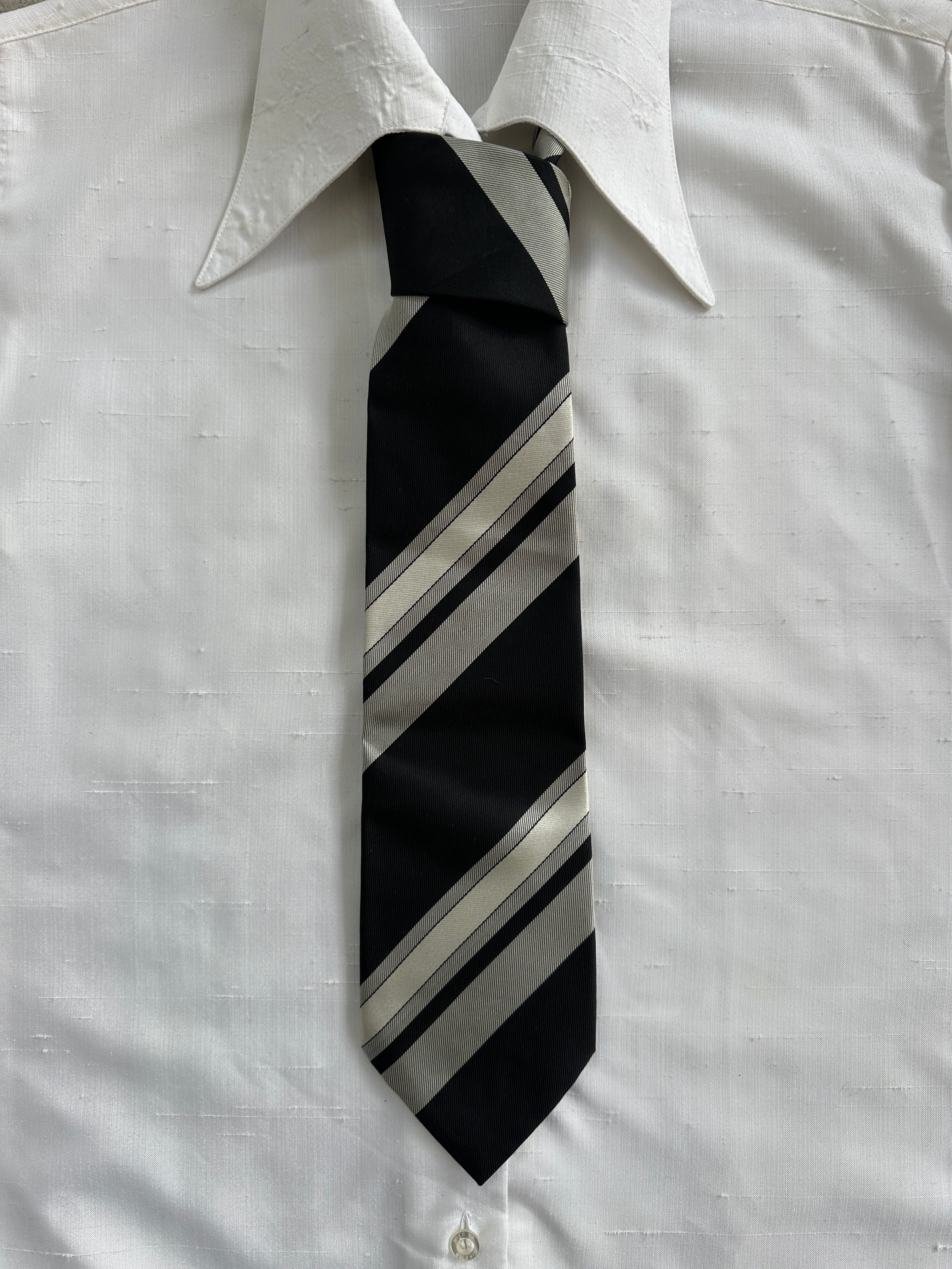 Vintage Japanese 1990s pure silk diagonal striped tie with classic pattern and rich colors, perfect for formal or stylish occasions.