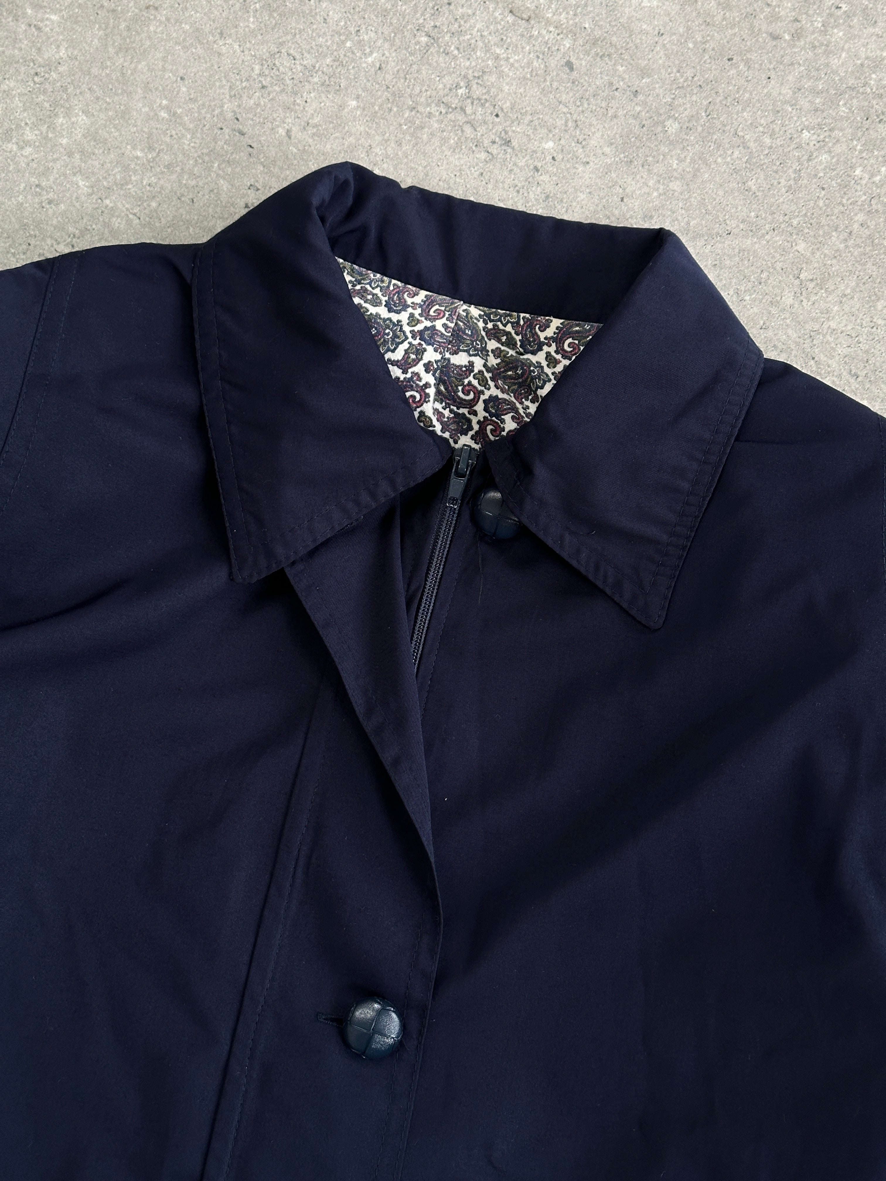 Vintage Italian bomber jacket in size M/L, featuring classic design, zip closure, and ribbed cuffs and collar.