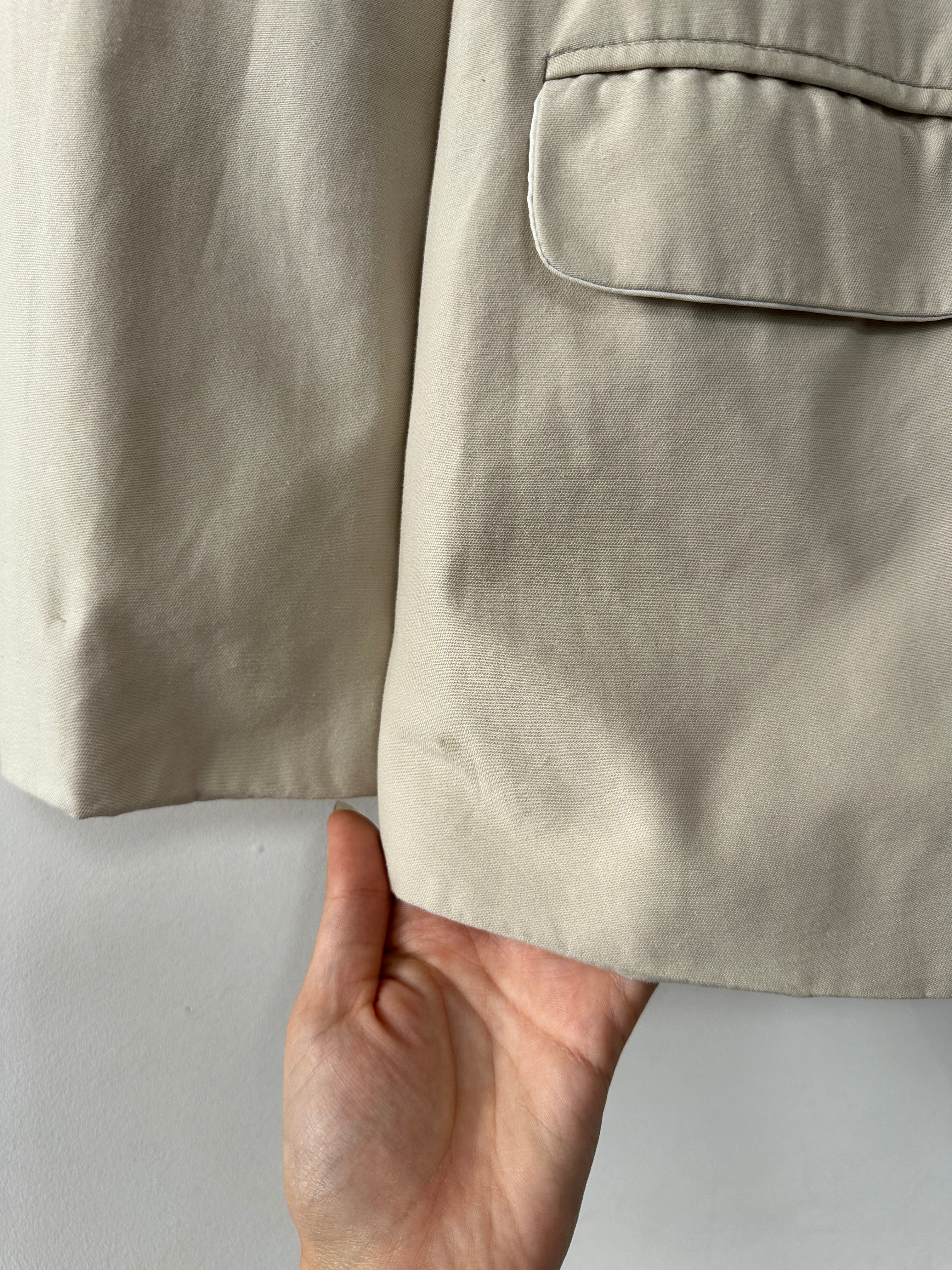 Vintage brand cotton single-breasted blazer in size L, shown in a classic tailored fit with lapels and button closure.