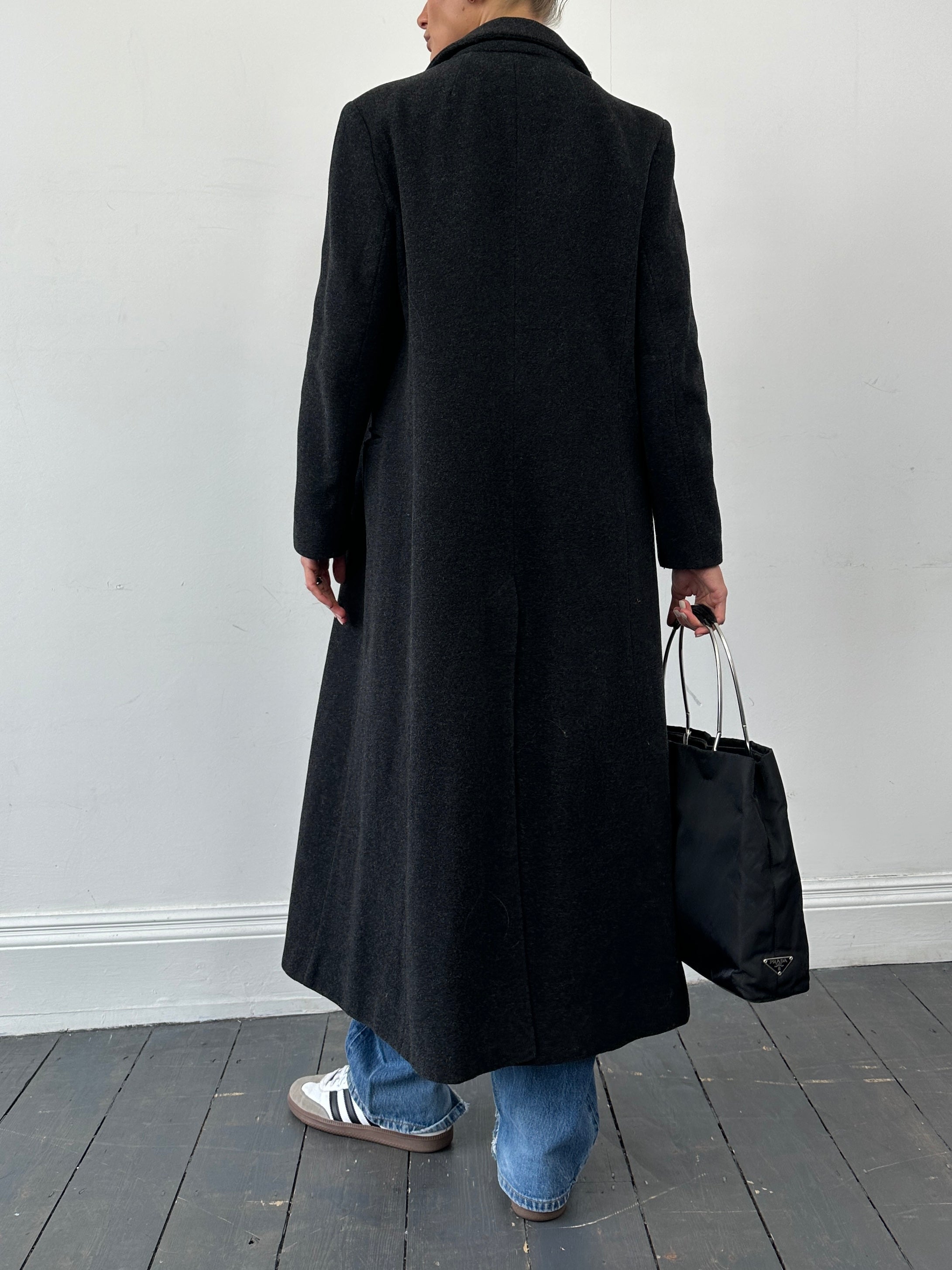 Vintage wool floor-length coat, single-breasted design in size M, stylish vintage outerwear with a classic tailored look.