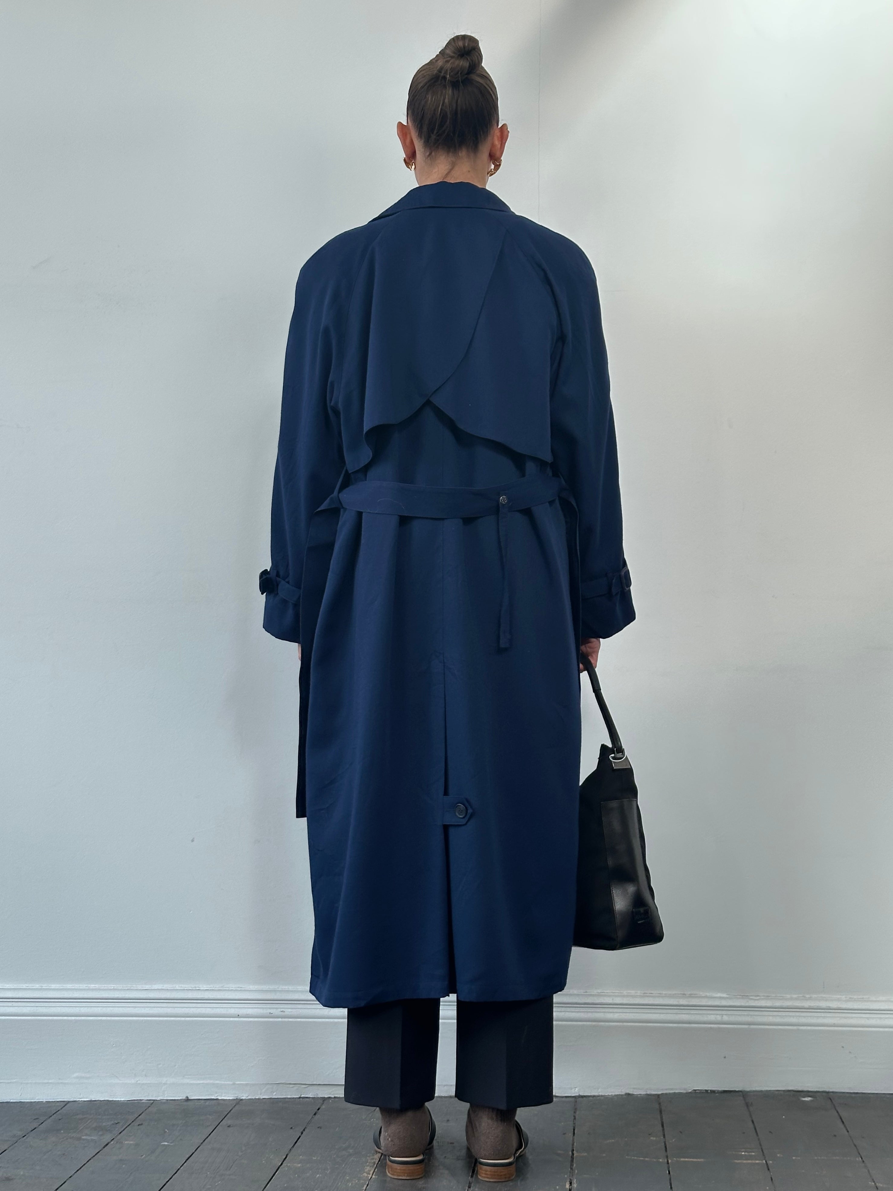 London Fog wool belted trench coat in XL, featuring classic design, double-breasted front, and waist belt for a sophisticated look.