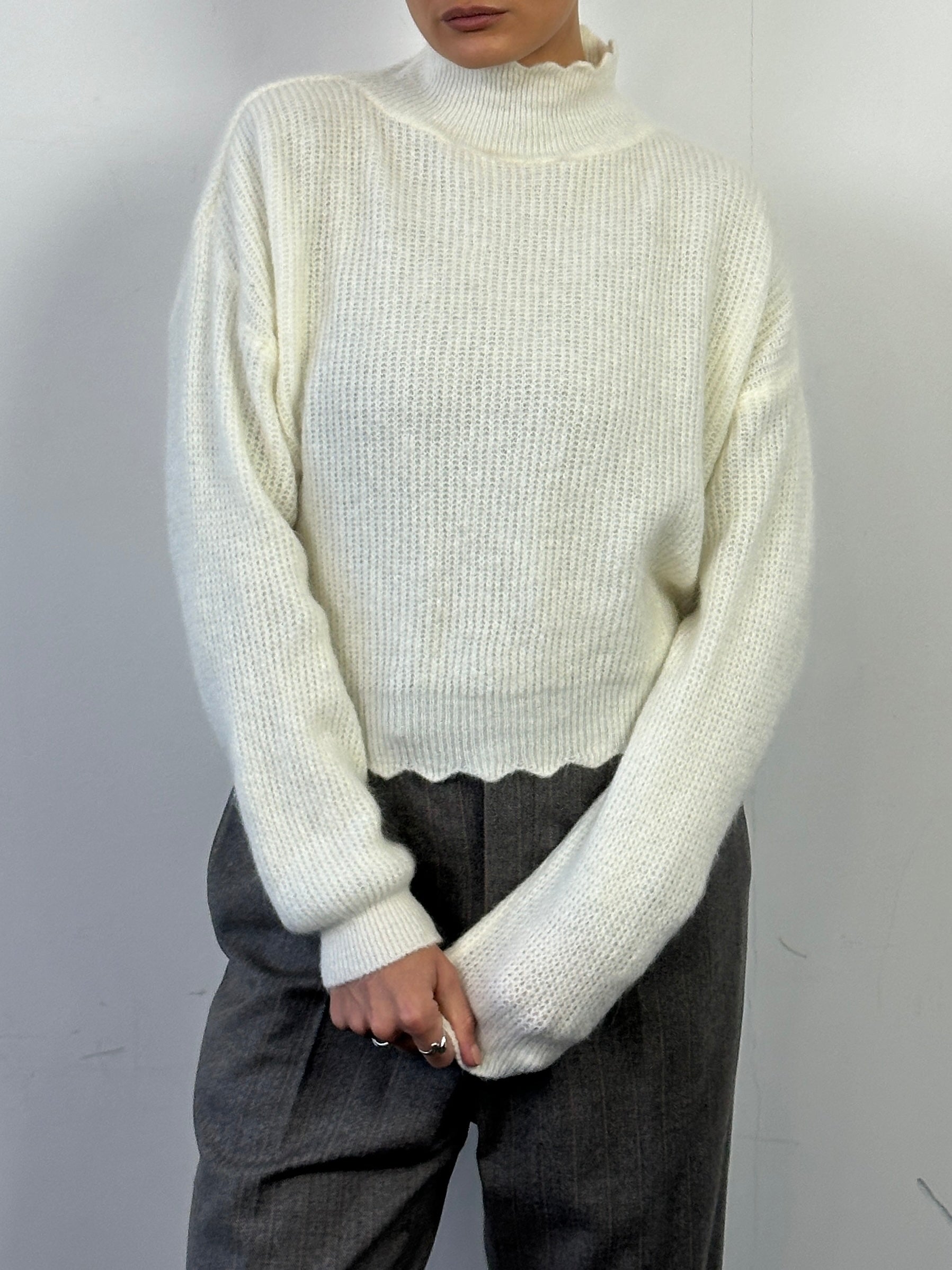 Italian vintage mohair scallop knitted jumper in size M, featuring a cozy, textured design with scalloped edges and soft knit fabric.