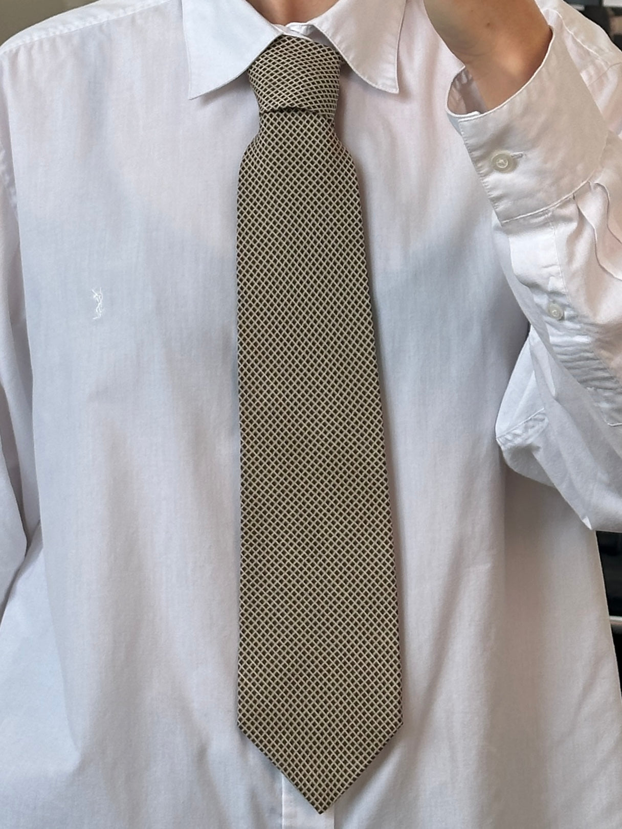 Vintage Japanese 1980s pure silk tie with intricate patterns, showcasing classic craftsmanship and vibrant colors.