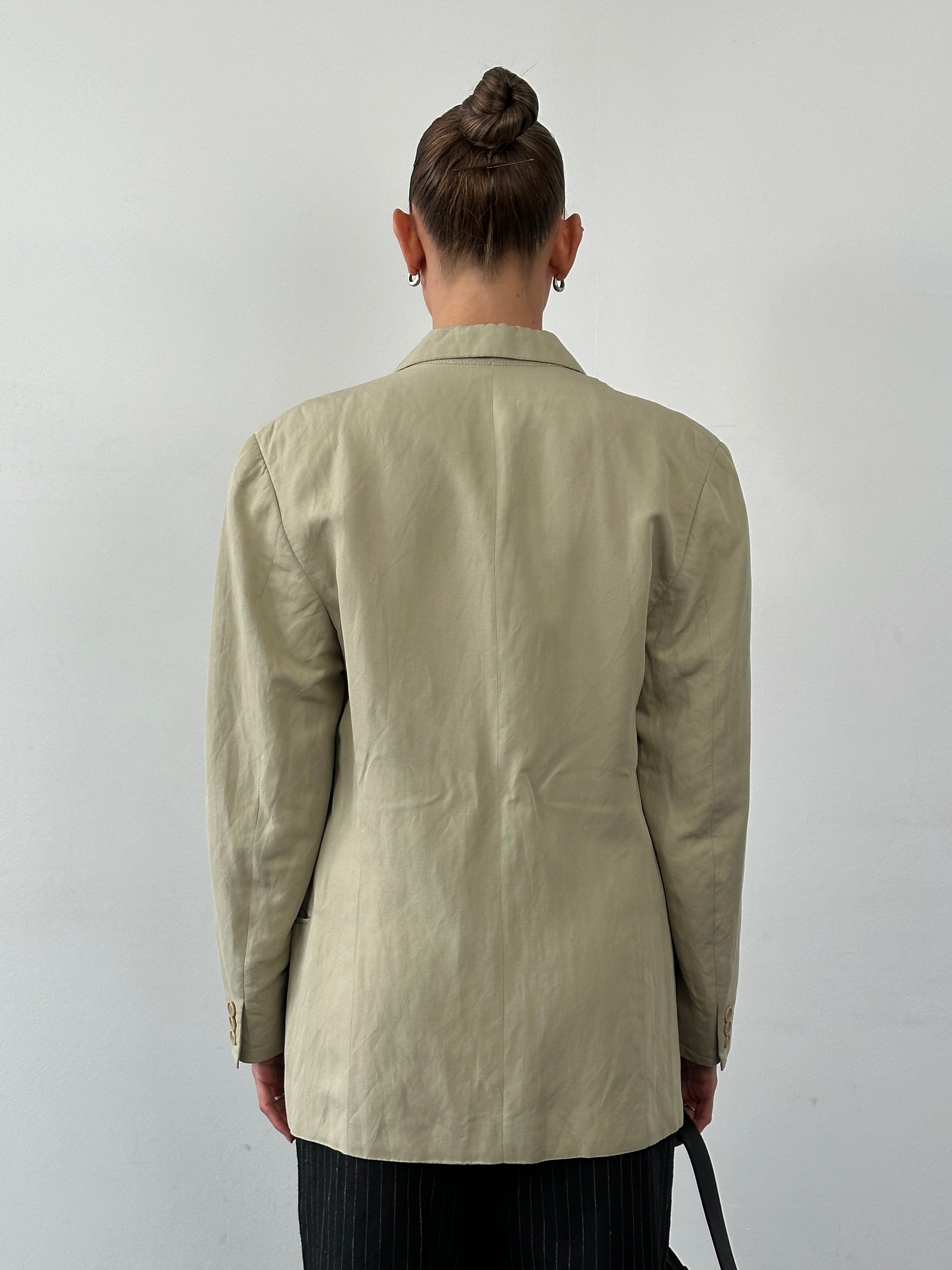 Emporio Armani linen single-breasted blazer in size 40R/L, tailored fit with classic lapels and stylish design.