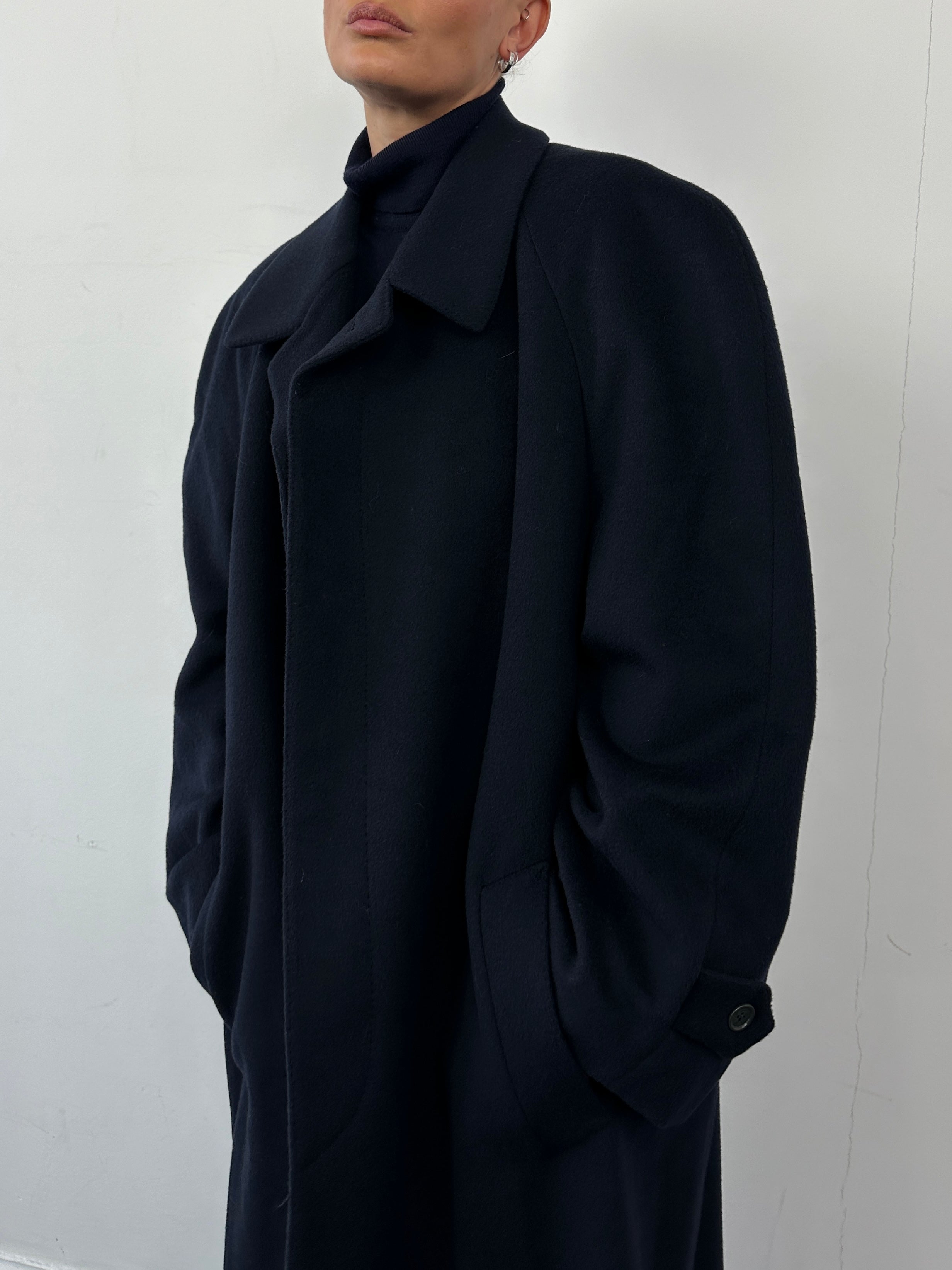 Vintage wool and cashmere coat with concealed placket, single-breasted design in XL/XXL size, showcasing elegant fabric and classic style.