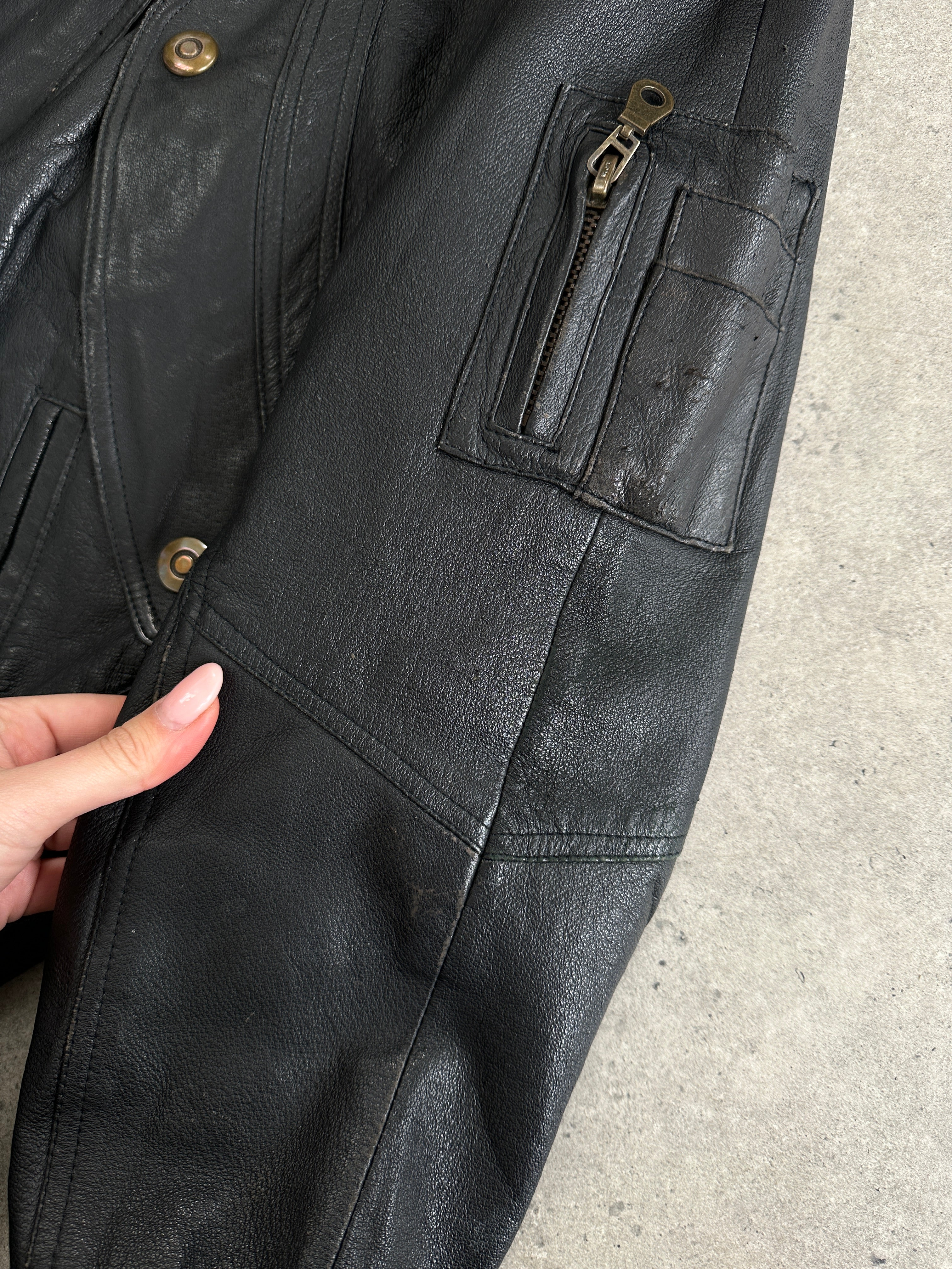 Vintage leather bomber jacket in size L/XL, featuring classic design and rugged texture, suitable for casual or stylish wear.