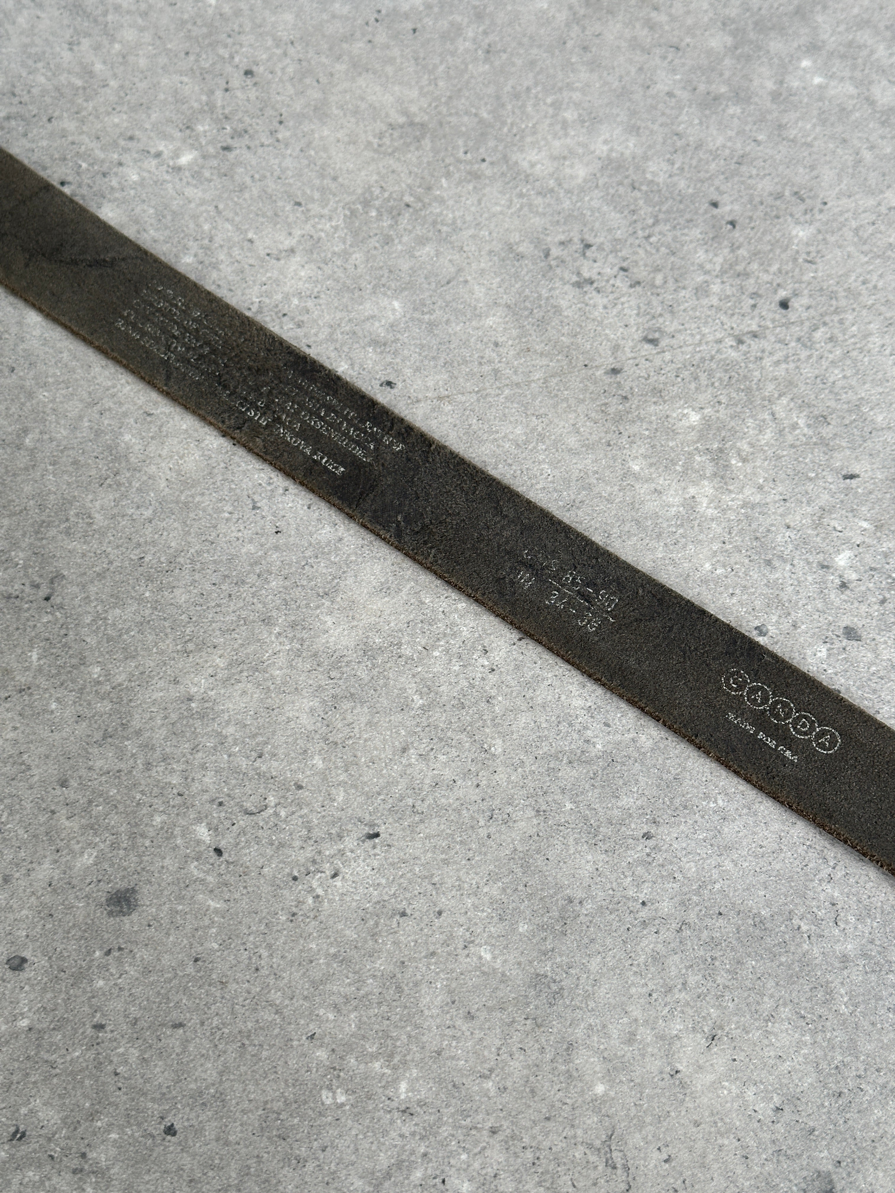 Vintage Chrome Leather Belt in W32-36 with a sleek metal buckle, showcasing a classic and durable design.