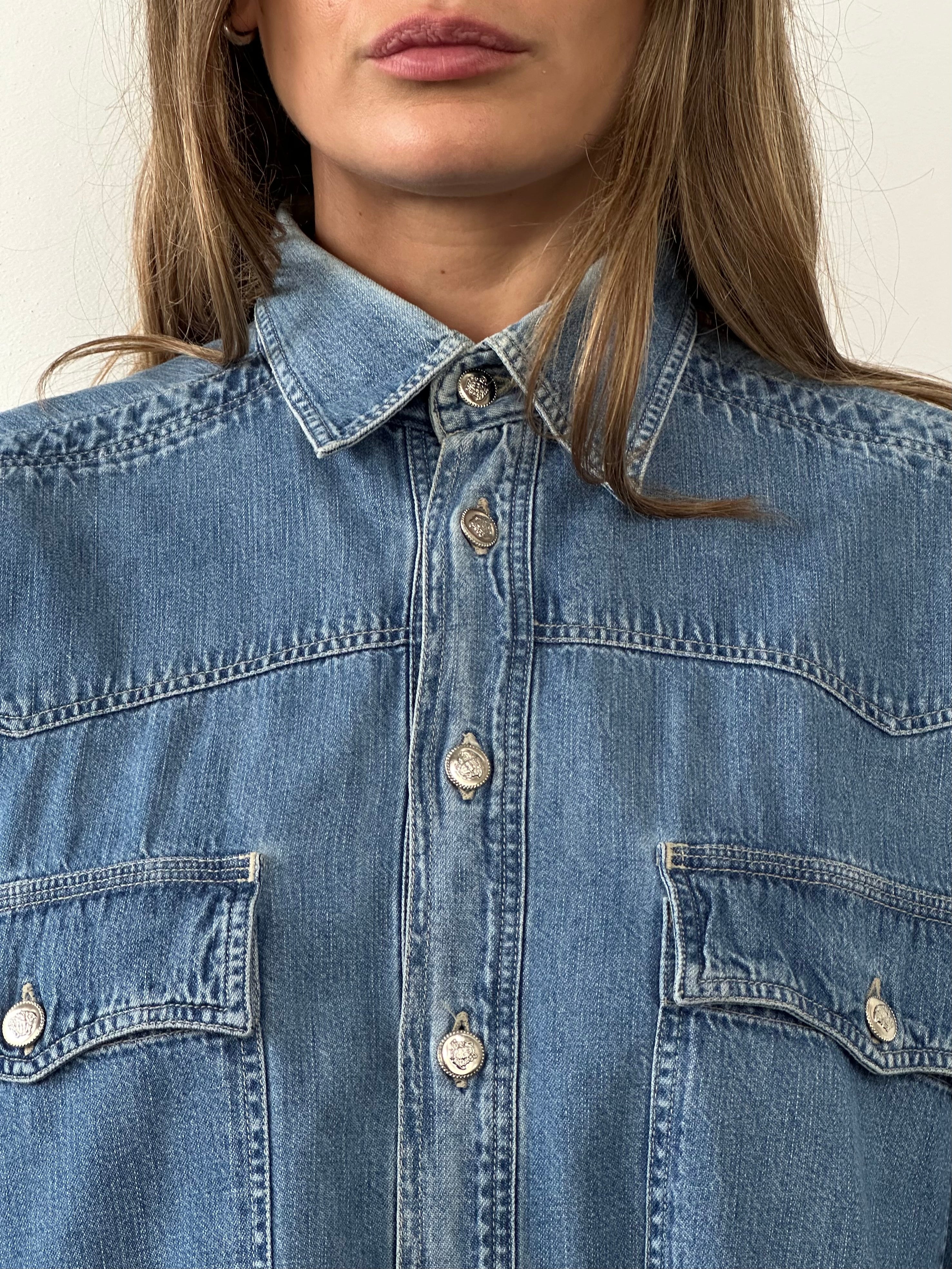 Versace Medusa button denim shirt in XL with classic design and Medusa logo details, casual and stylish men’s shirt.