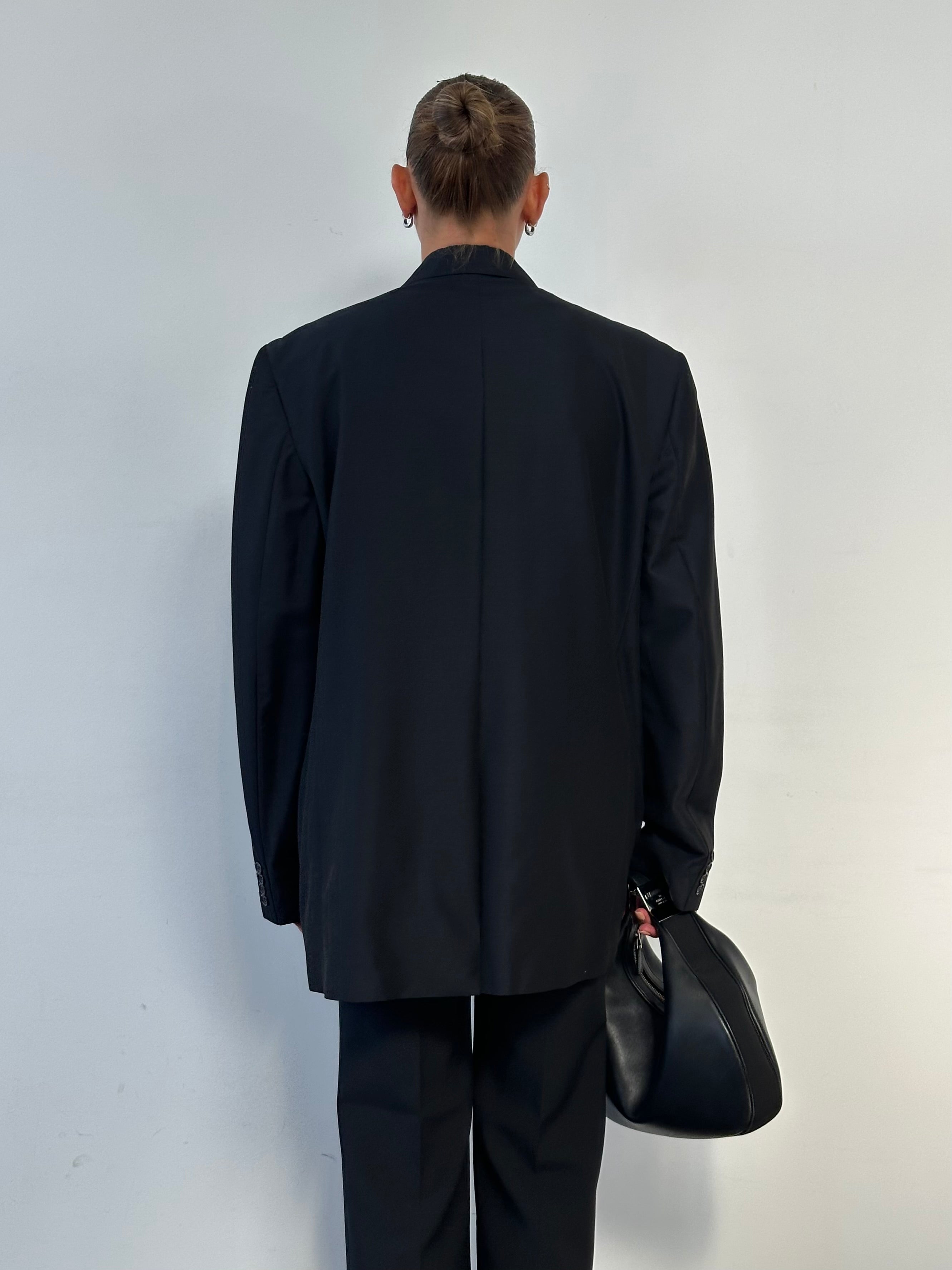 Italian Vintage single-breasted blazer in size 46R/XL, tailored fit, classic design with lapels and button closure.