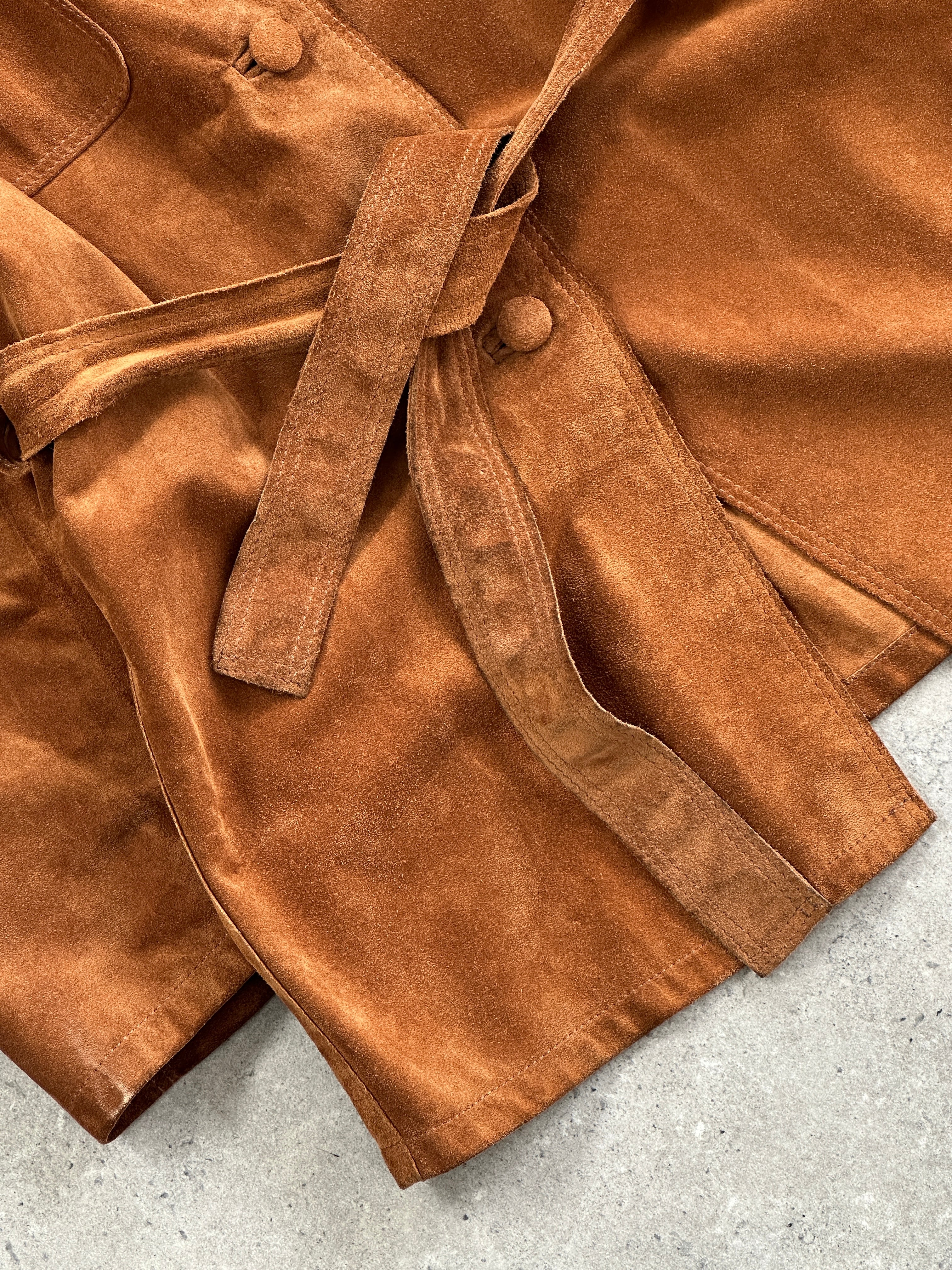 Vintage Italian suede belted jacket in size M/L, featuring classic design and stylish details, perfect for a timeless wardrobe update.