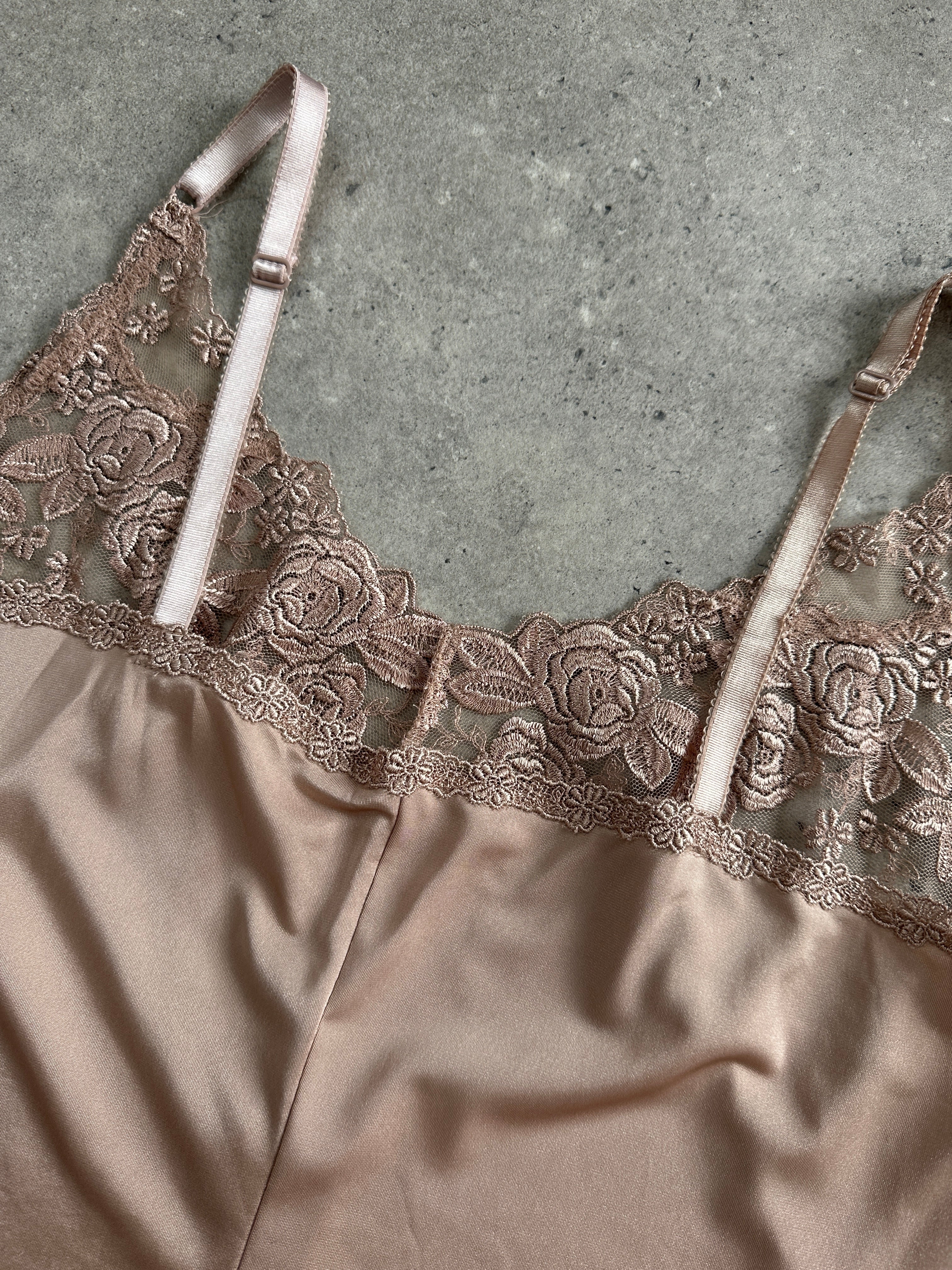 Vintage 1990s lace mini slip dress in size M, featuring delicate lace fabric and a classic 90s style.