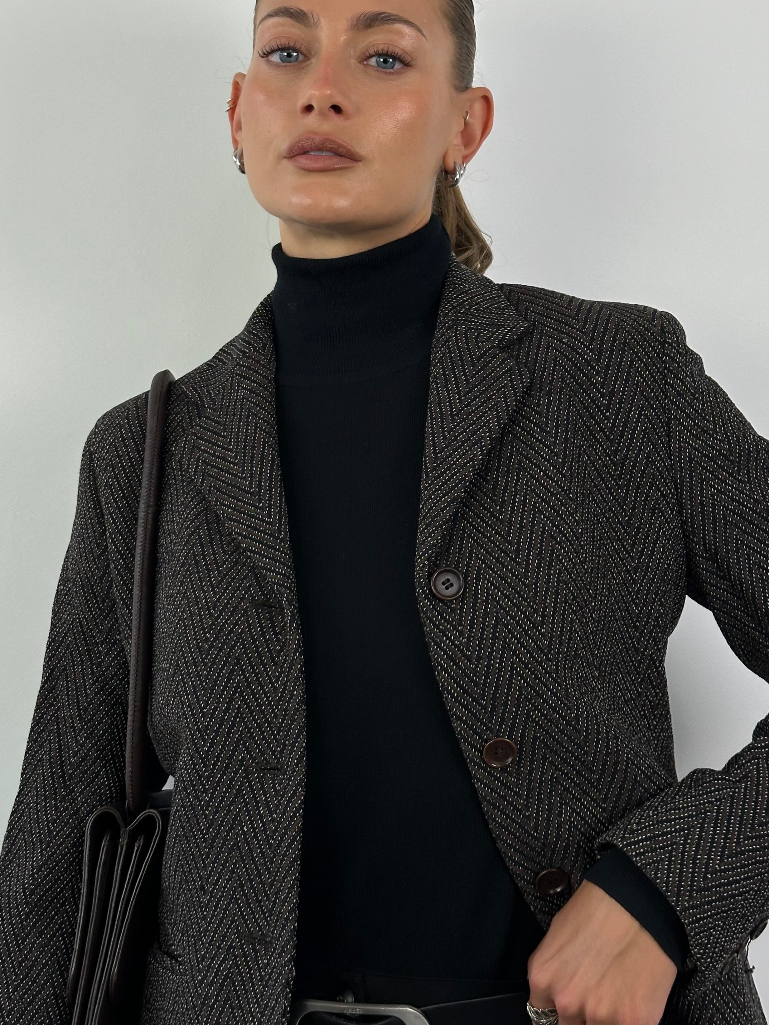 Max Mara pure wool woven fitted blazer in size small, tailored with a classic lapel and structured design.