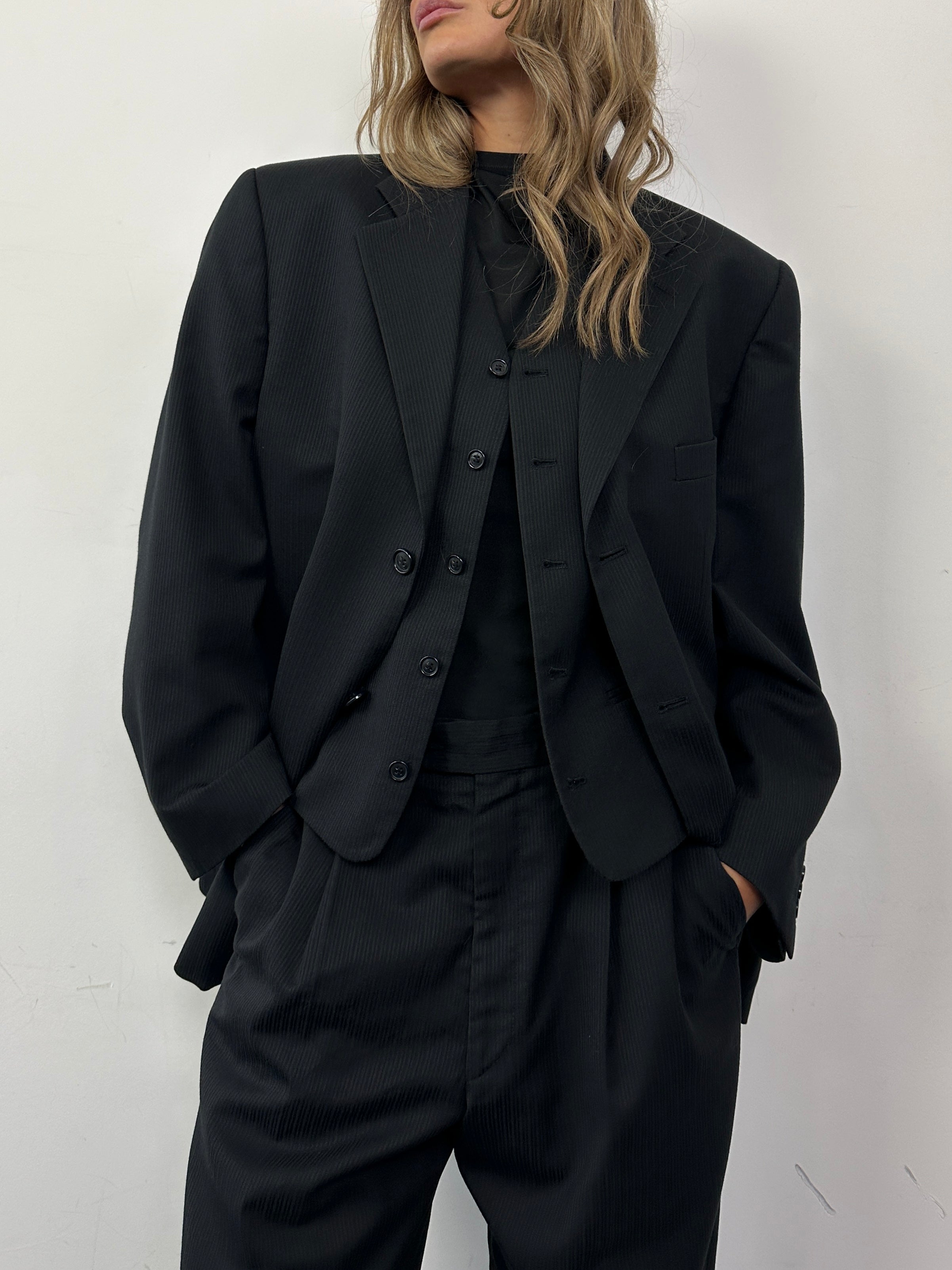 Vintage wool ribbed three-piece suit, size 40S/W32, featuring a classic tailored fit, suitable for formal or stylish occasions.