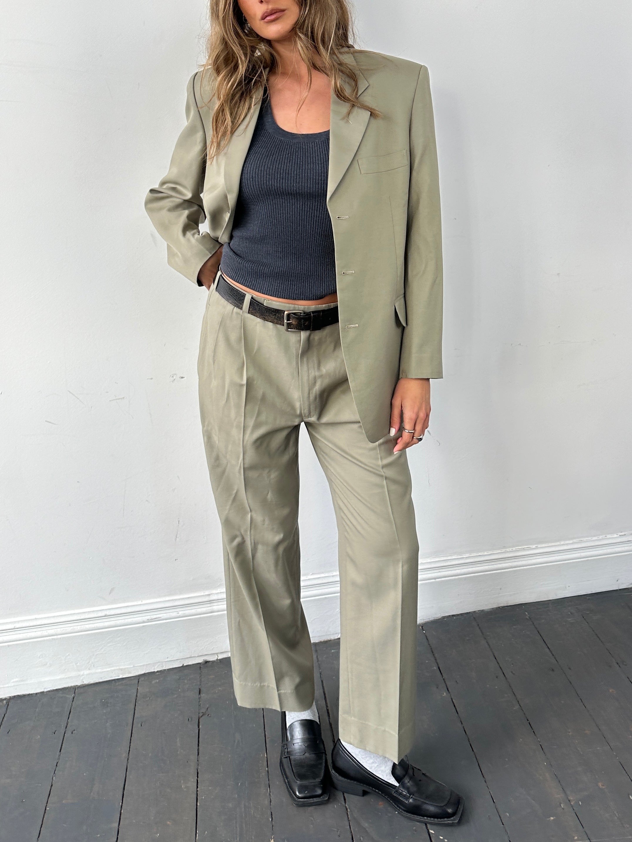 Vintage wool single-breasted suit jumpsuit in size 40R/W30, featuring classic tailoring and a timeless vintage style.