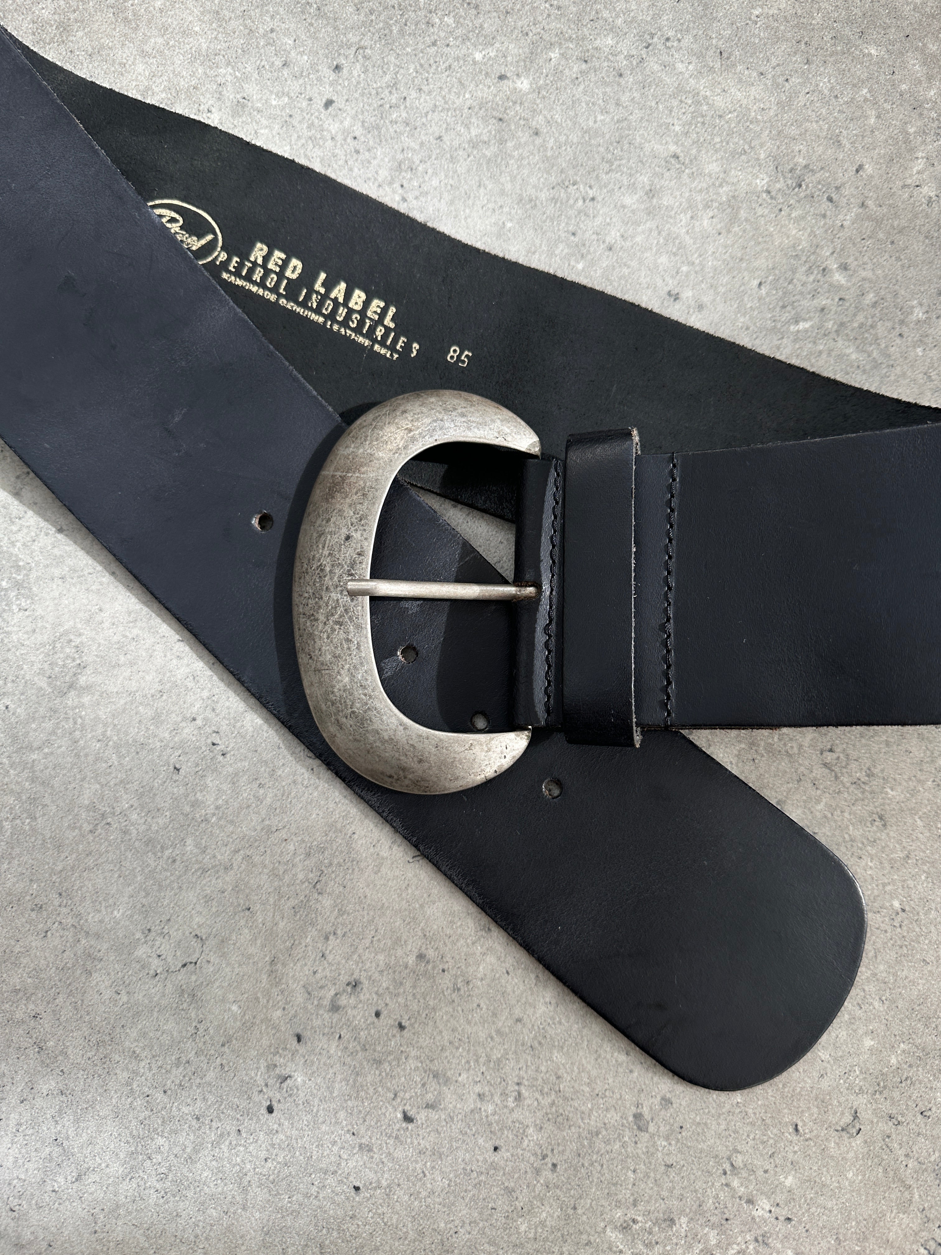 Vintage 1990s chunky leather belt with adjustable W30-34 inches, featuring a rugged vintage style and classic leather texture.
