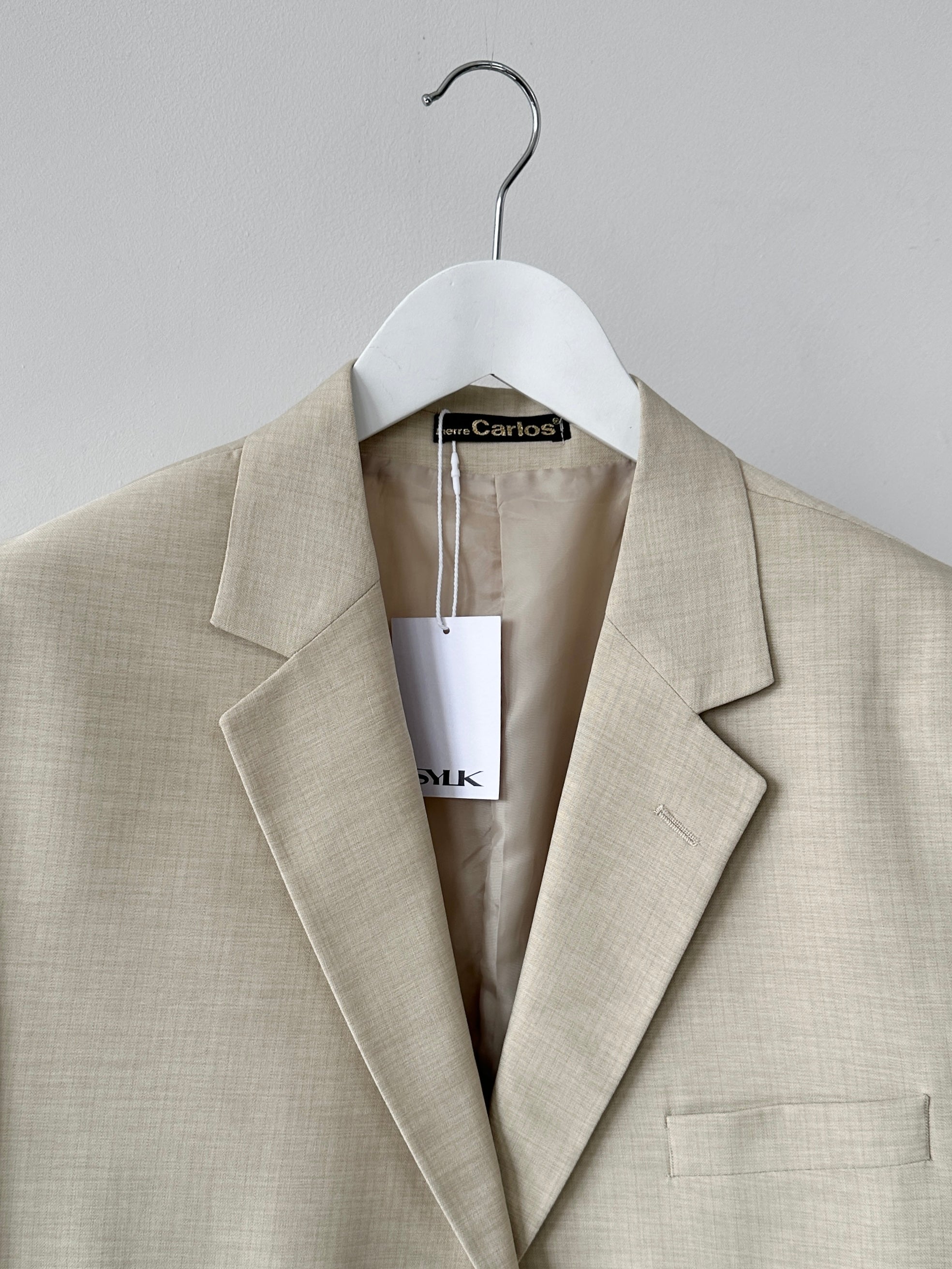 Vintage wool single-breasted blazer in size L/XL, featuring classic tailored design and button closure, shown in the image.