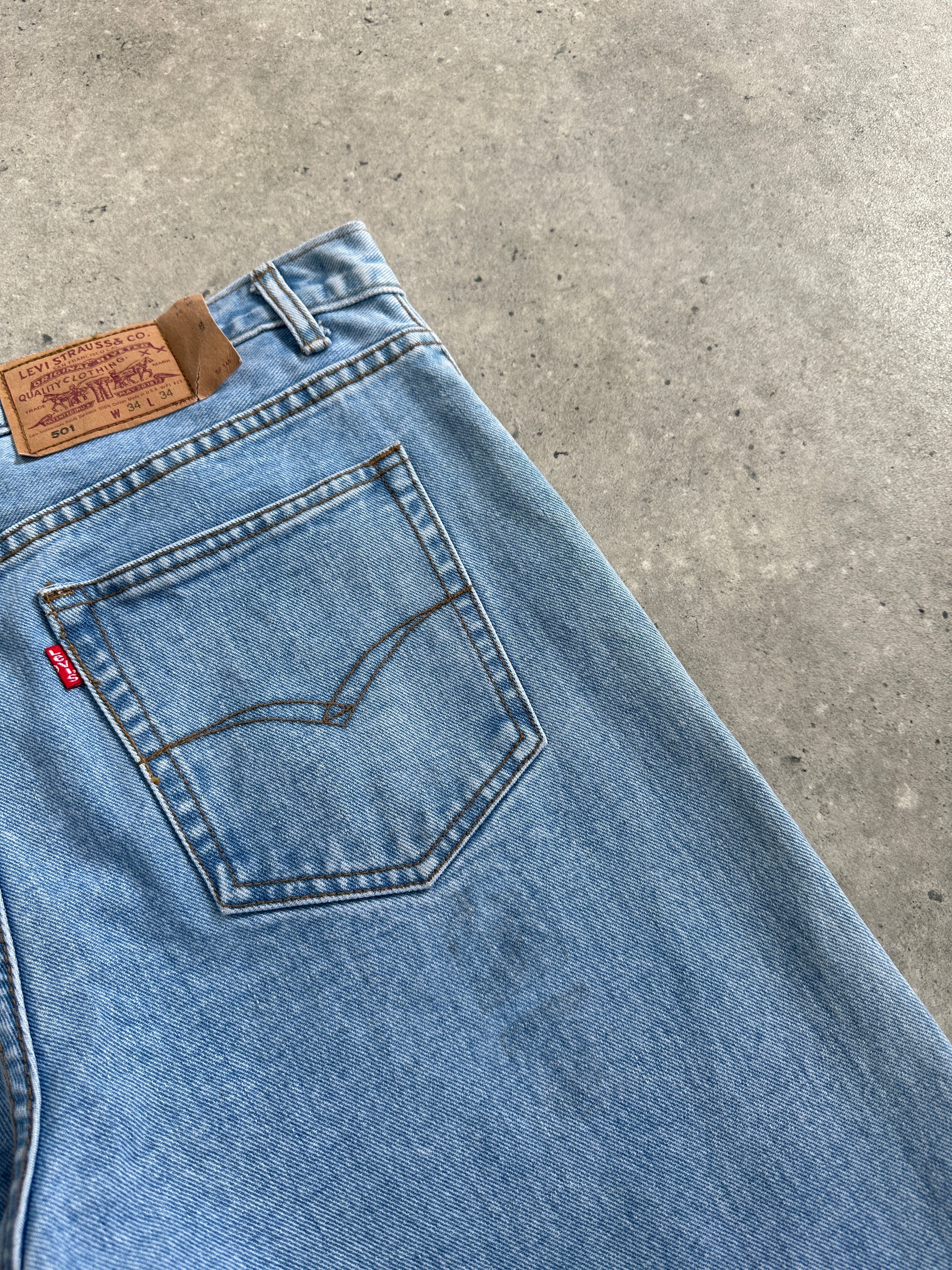 Levi’s 501 light wash straight leg denim jeans, W30, showing front view with classic five-pocket design and button fly.