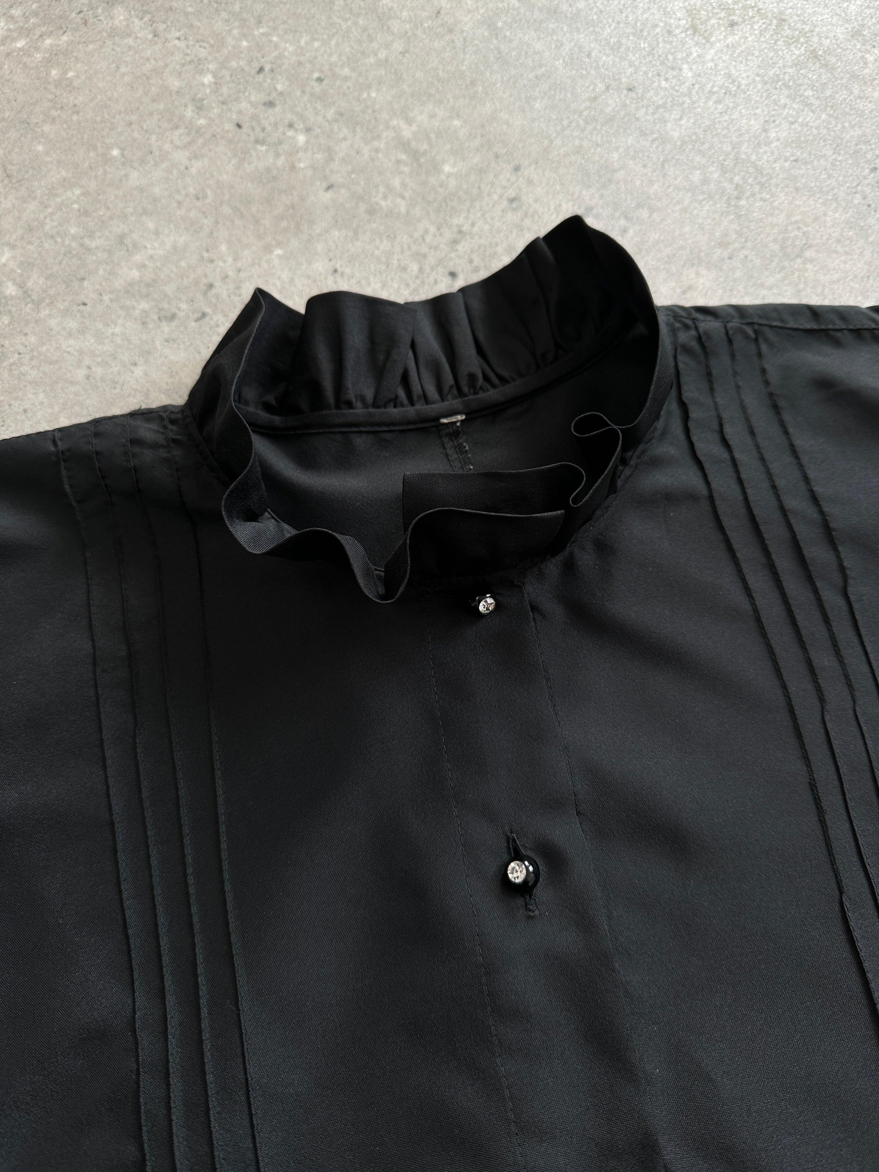 Vintage puff sleeve pleated shirt in size M, featuring a classic design with puffed sleeves and pleats for a stylish look.