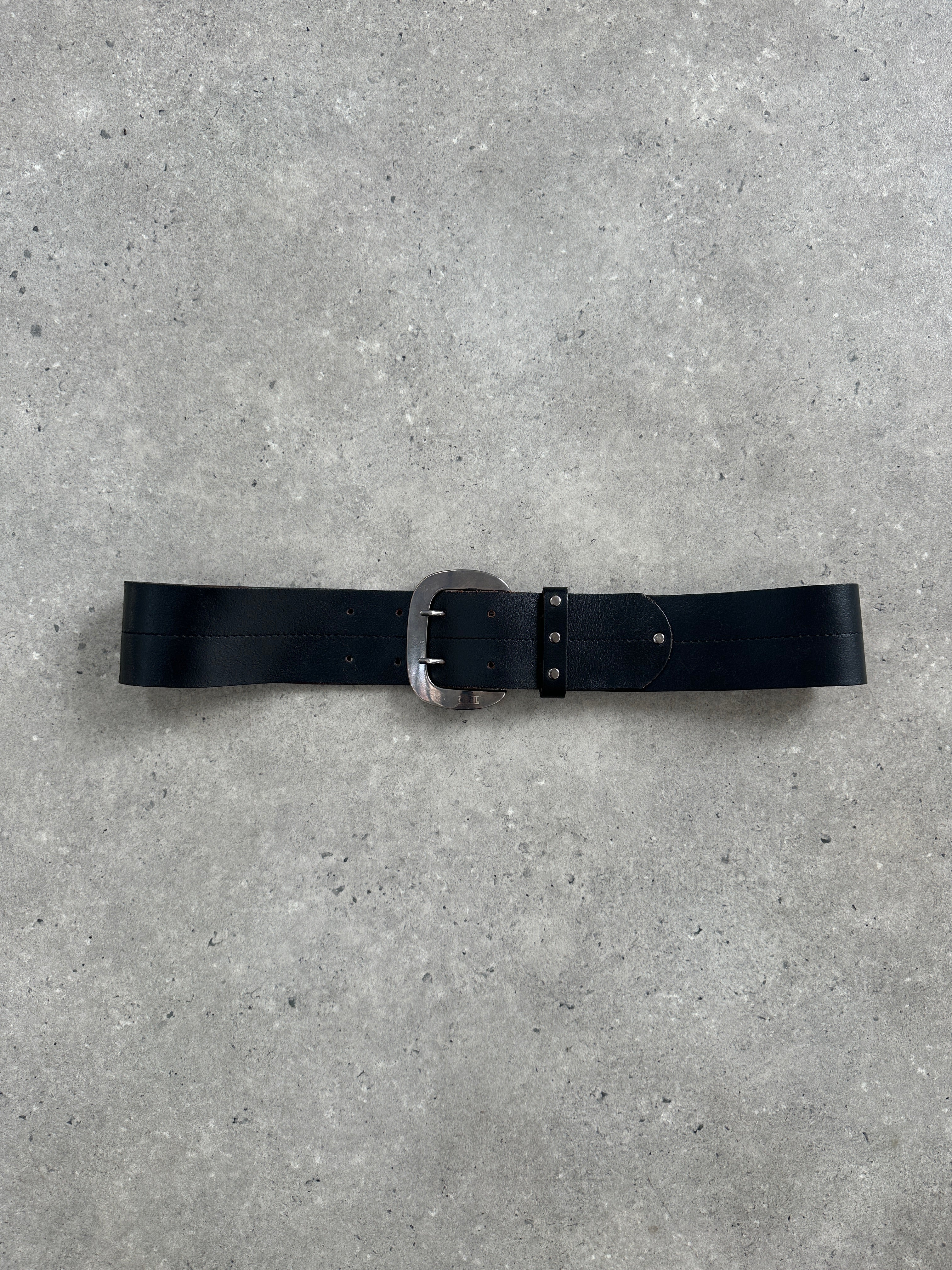 Vintage 1990s chrome chunky leather belt in W32-36 inches with a bold metal buckle, showcasing retro style and durable craftsmanship.