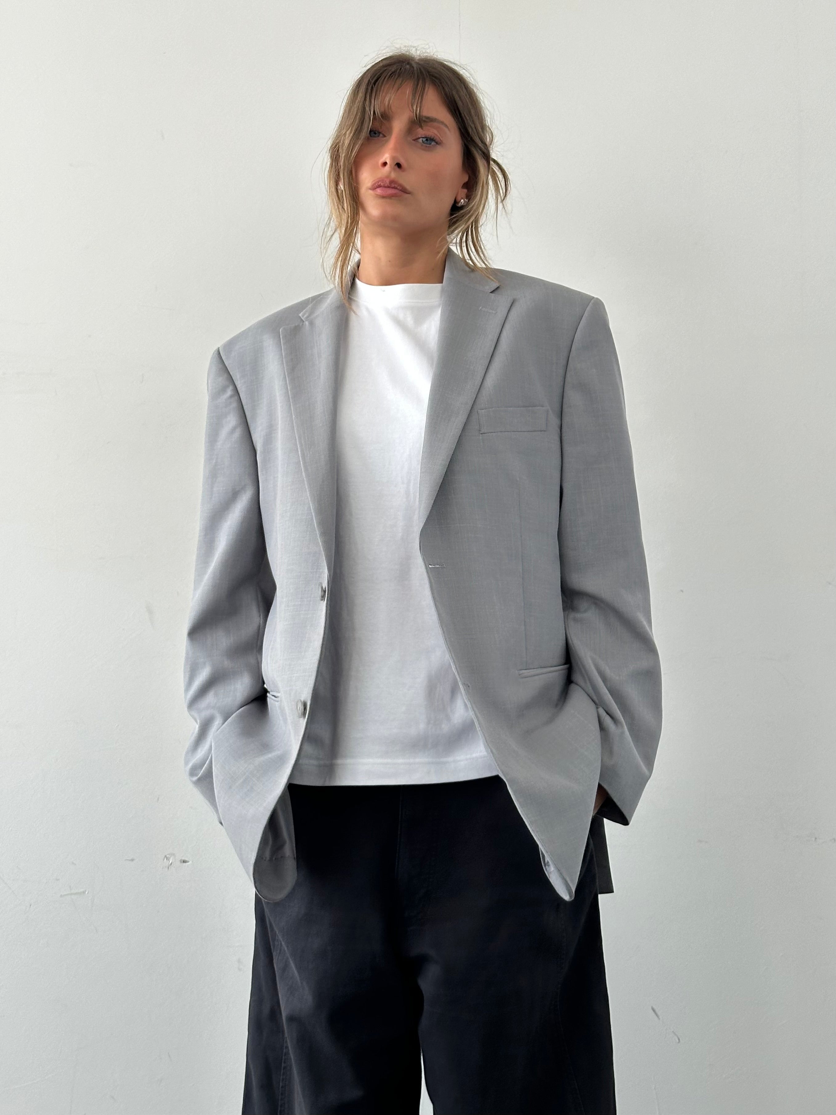 Vintage single-breasted blazer in size 42R/XL with classic lapels and tailored fit, displayed on a hanger.