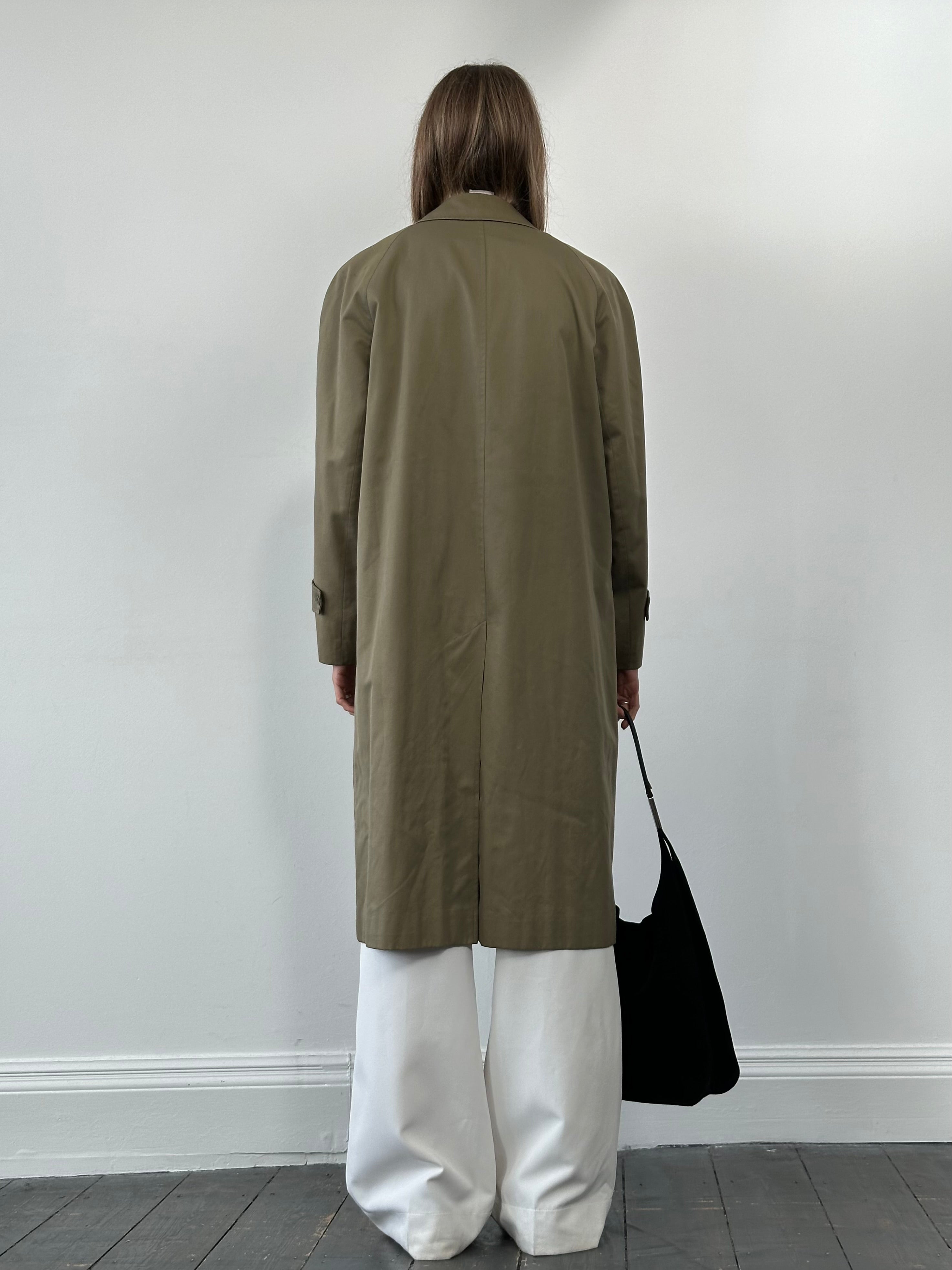 Aquascutum cotton trench coat with concealed placket in size L/XL, featuring classic design and tailored fit.