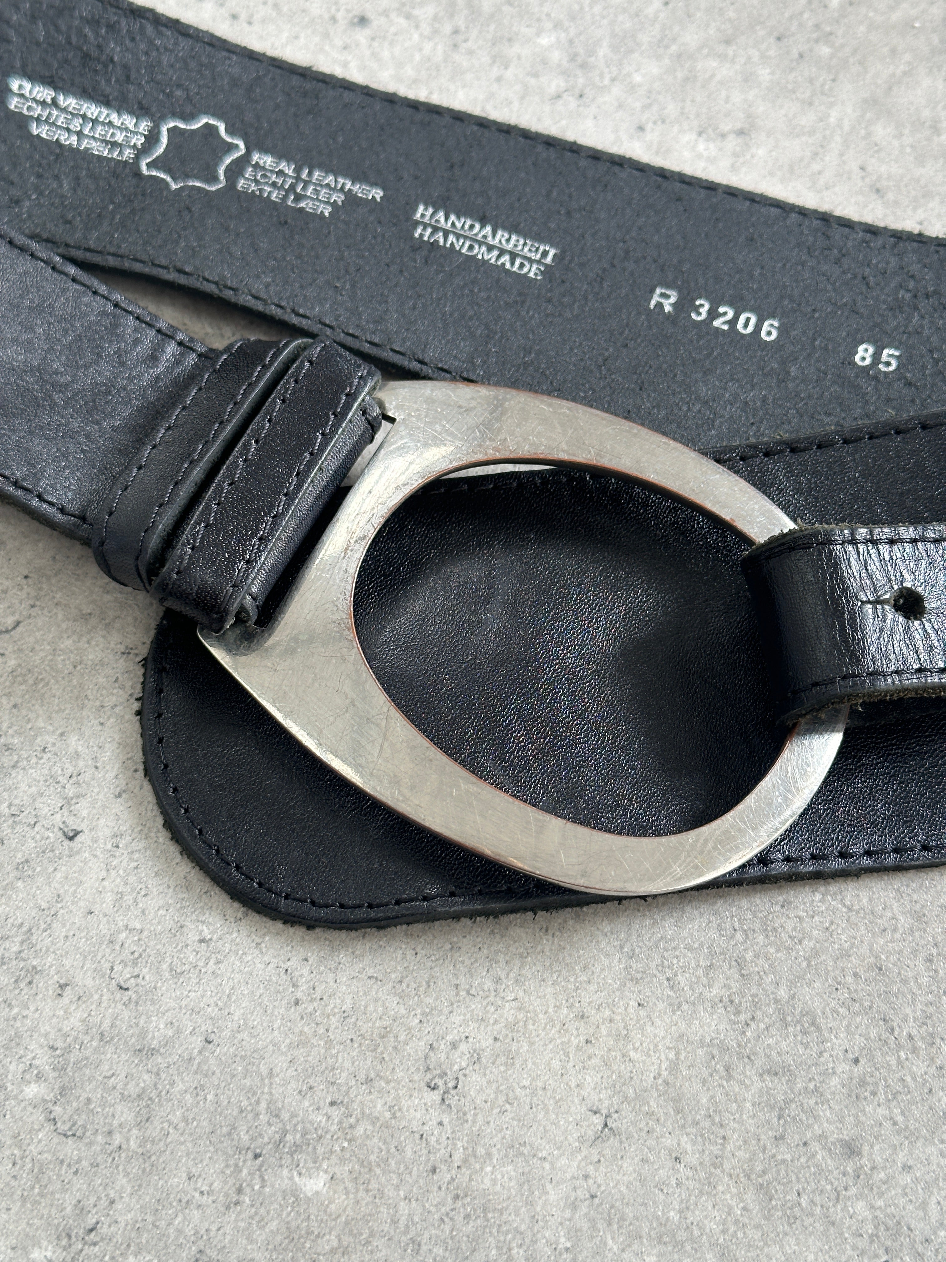 Vintage Italian 1990s handmade oval chunky leather belt in rich brown with detailed craftsmanship and sturdy buckle.