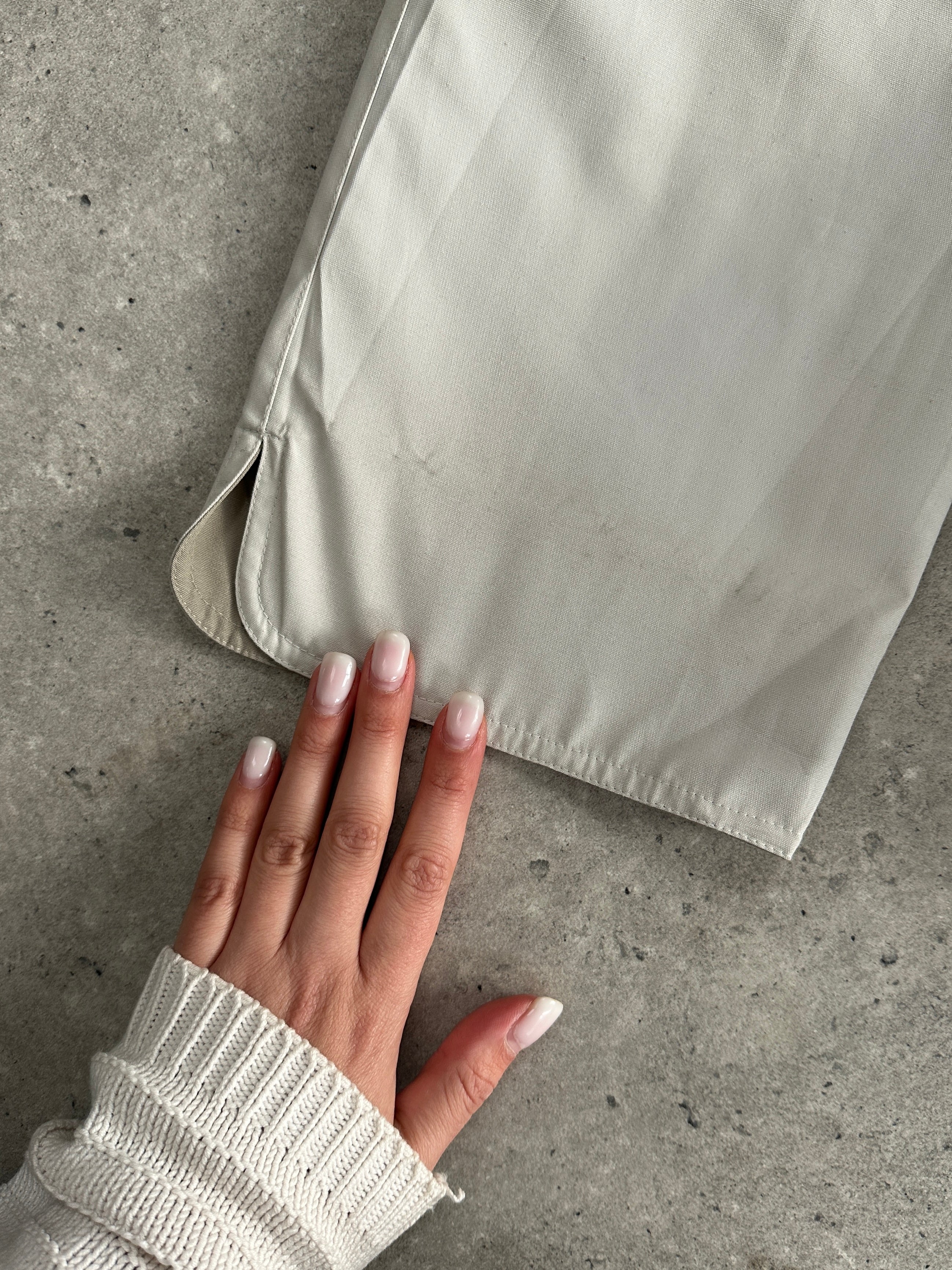 Vintage reversible water-resistant trench coat in size L/XL, showcasing classic design and durable fabric on a neutral background.