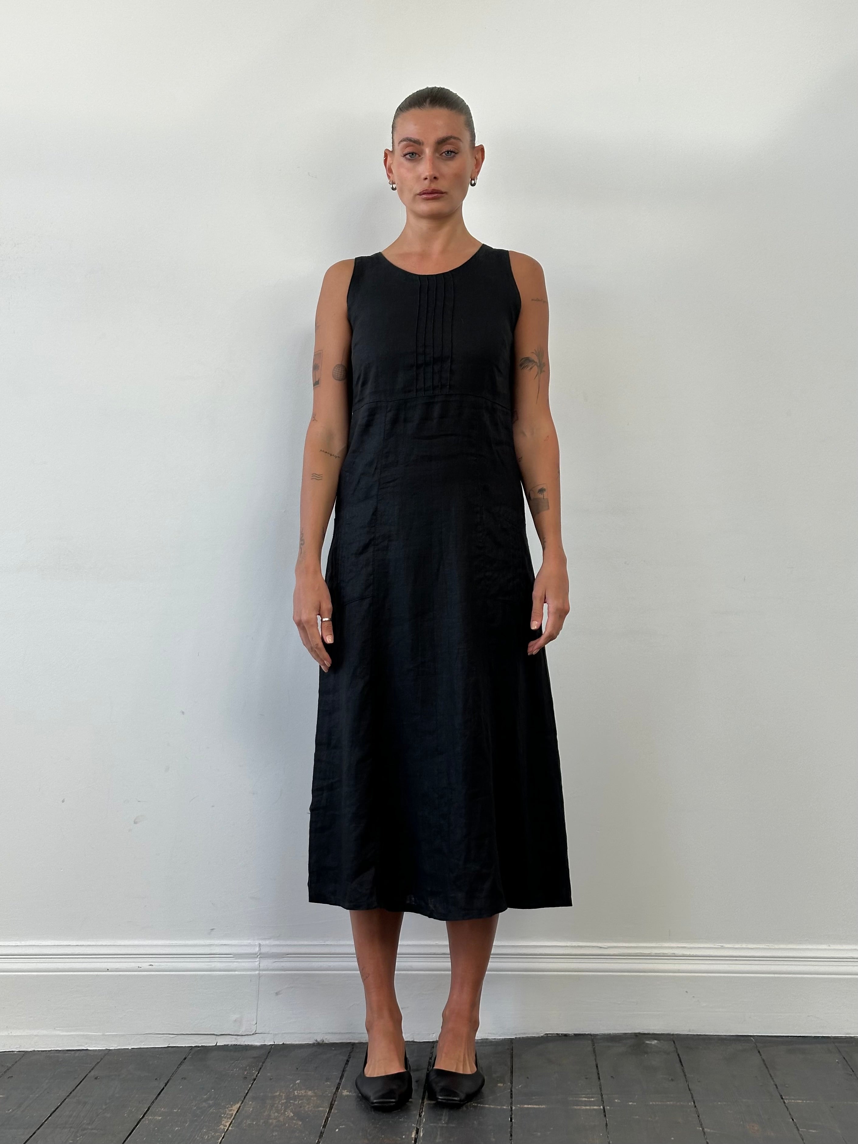 Vintage Pure Linen Maxi Dress in size S, featuring a flowing, lightweight design with a classic vintage style and natural linen fabric.