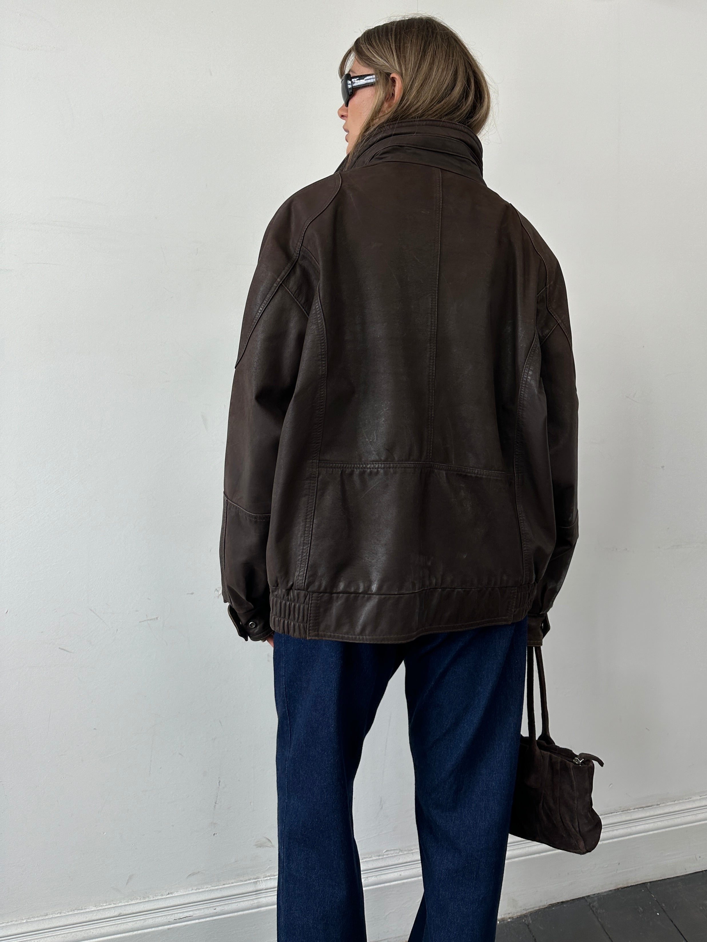 Vintage leather bomber jacket in XL size, featuring classic design with detailed stitching and a stylish collar.