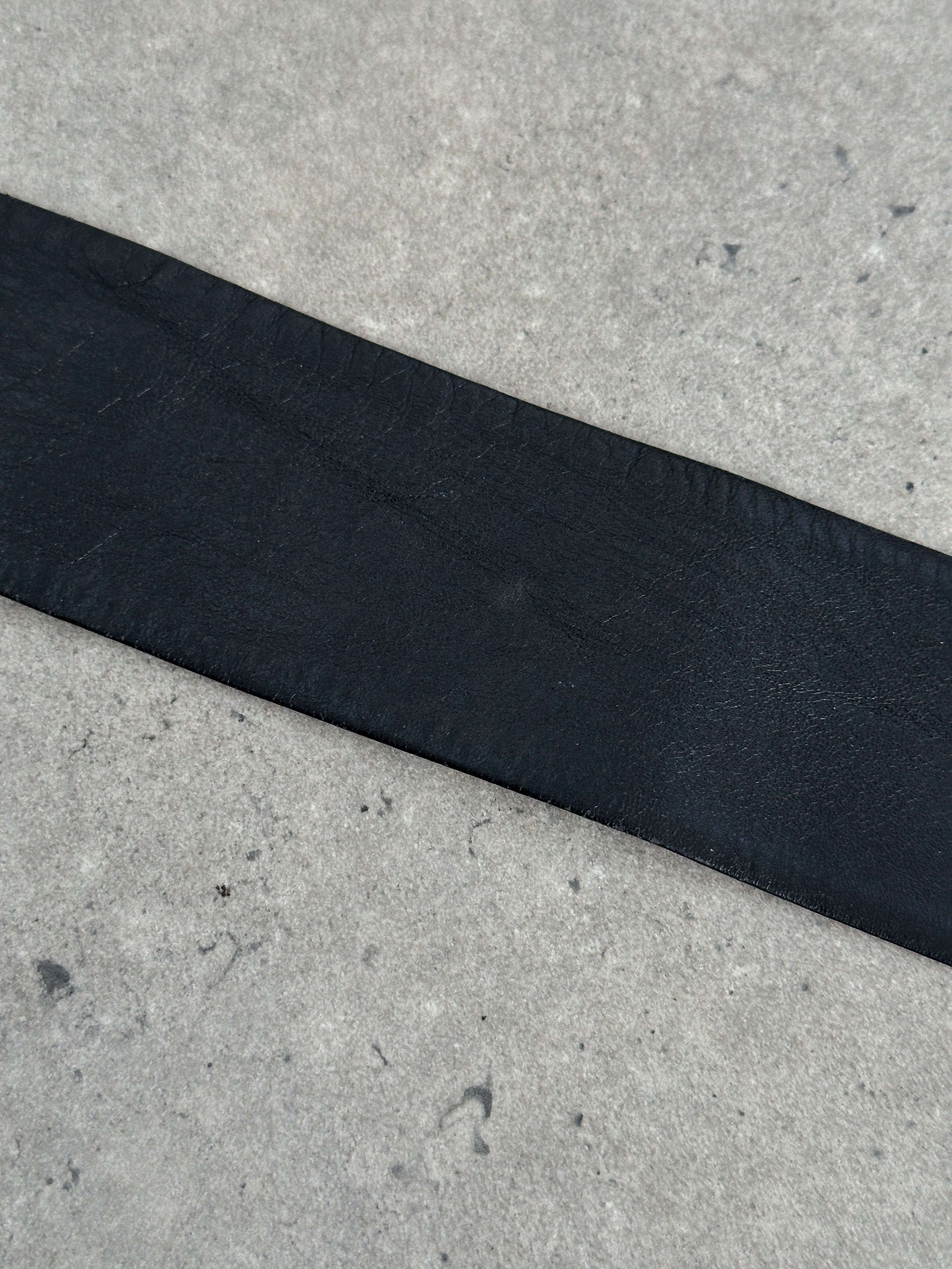 Vintage 1990s square leather belt in XS-S size, featuring classic design and authentic vintage style.