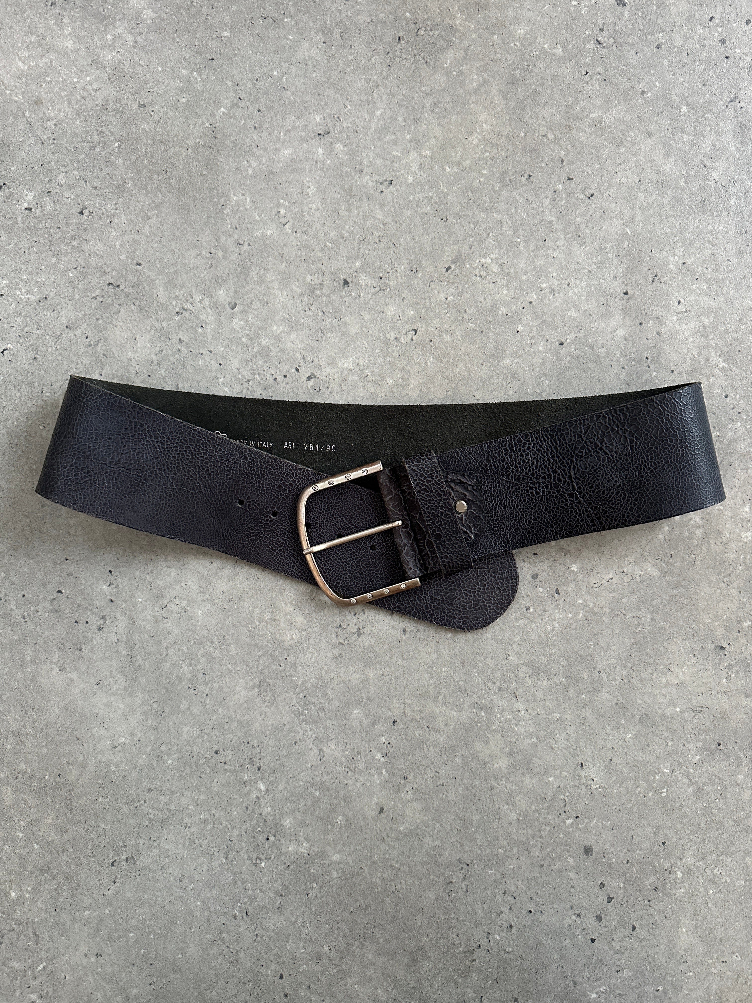 Italian vintage 1990s chunky leather belt with adjustable W33-37, featuring classic distressed leather and sturdy buckle.