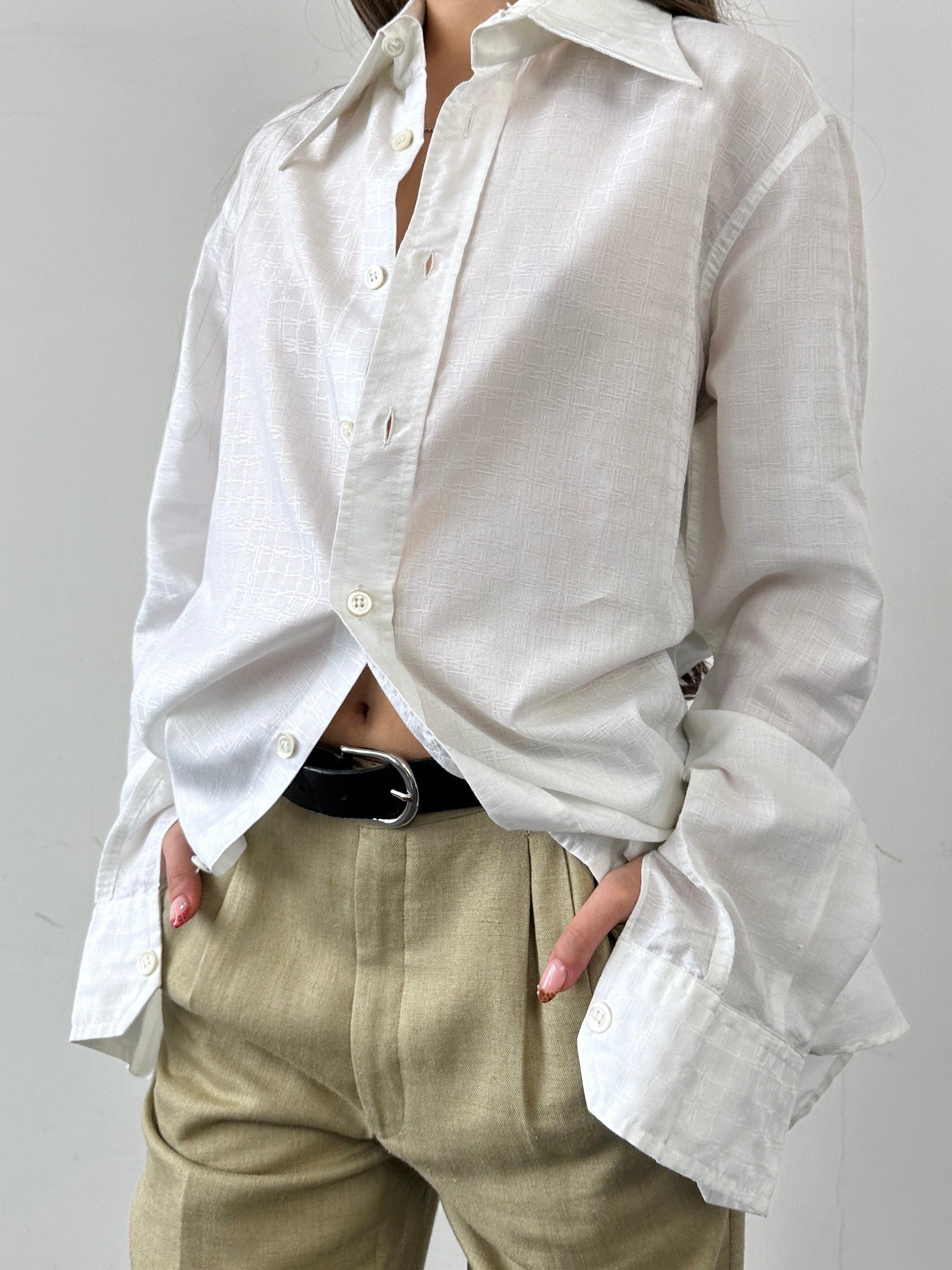 Vintage Italian cotton dagger collar shirt in size S/M, featuring classic design and lightweight fabric.
