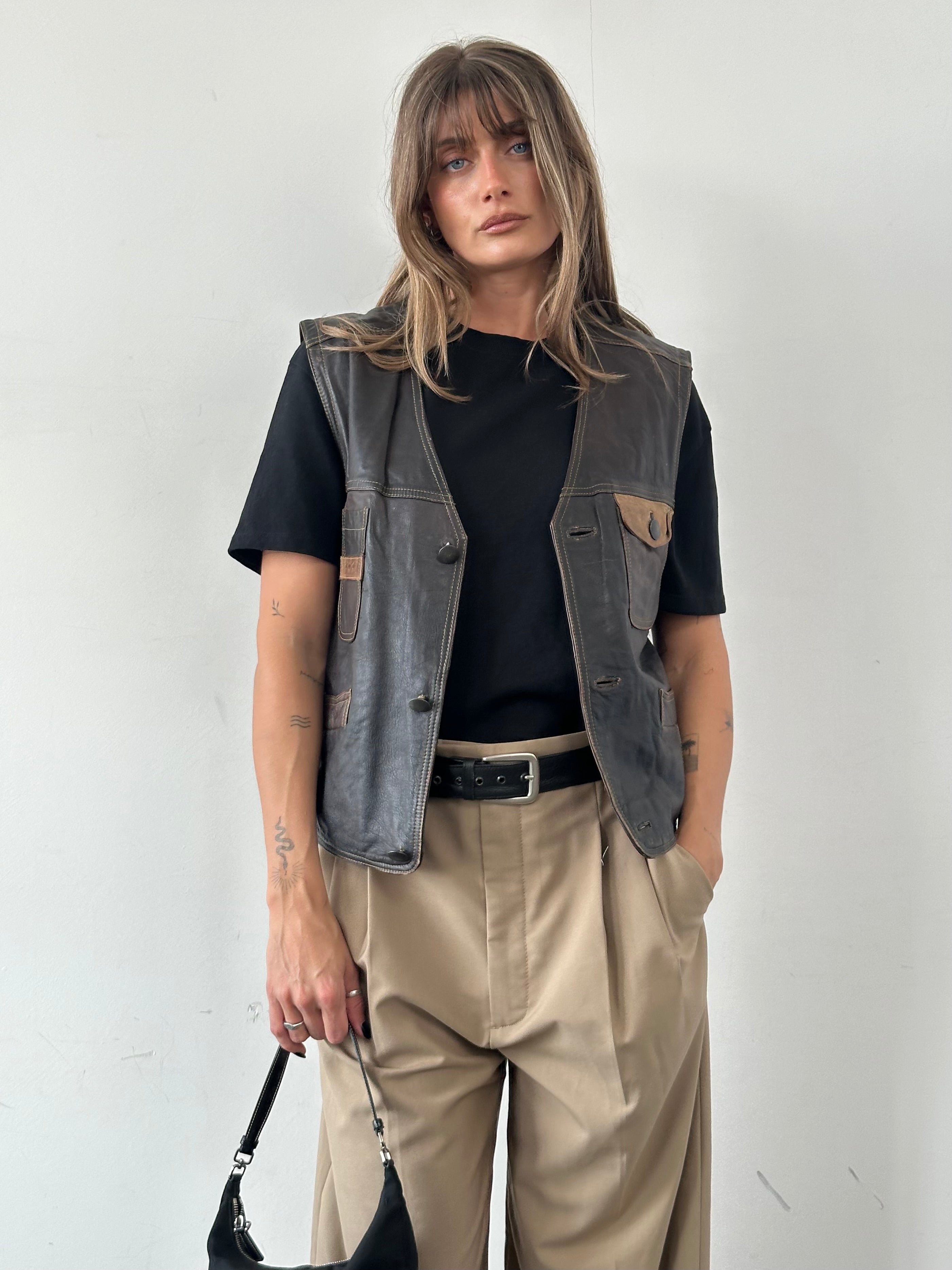 Vintage camel distressed leather waistcoat, men's size M, stylish sleeveless leather vest with rugged finish and vintage appeal.
