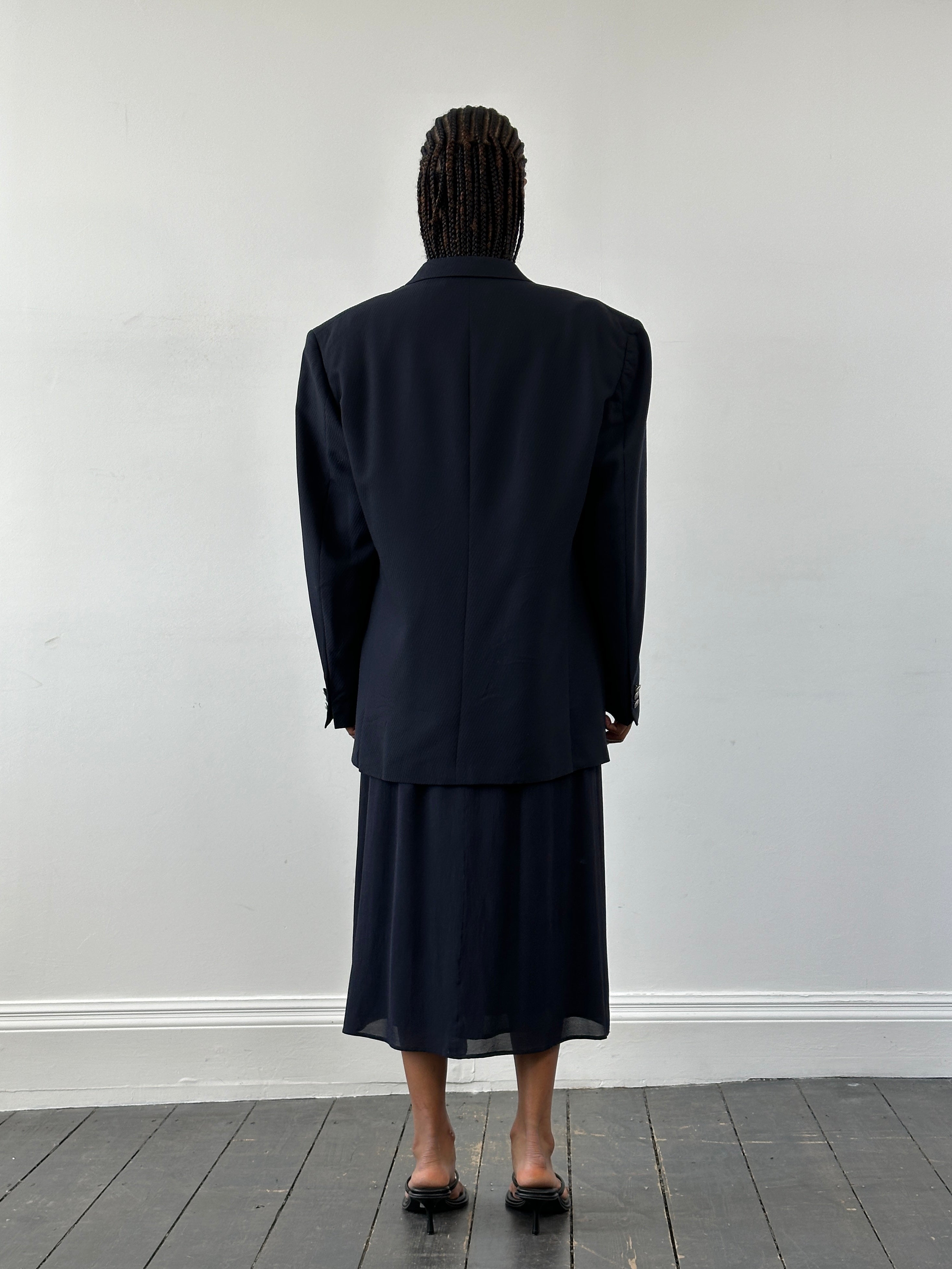Versace Classic V2 1990s bespoke single-breasted blazer in size 42R/XL, tailored with structured lapels and elegant design.