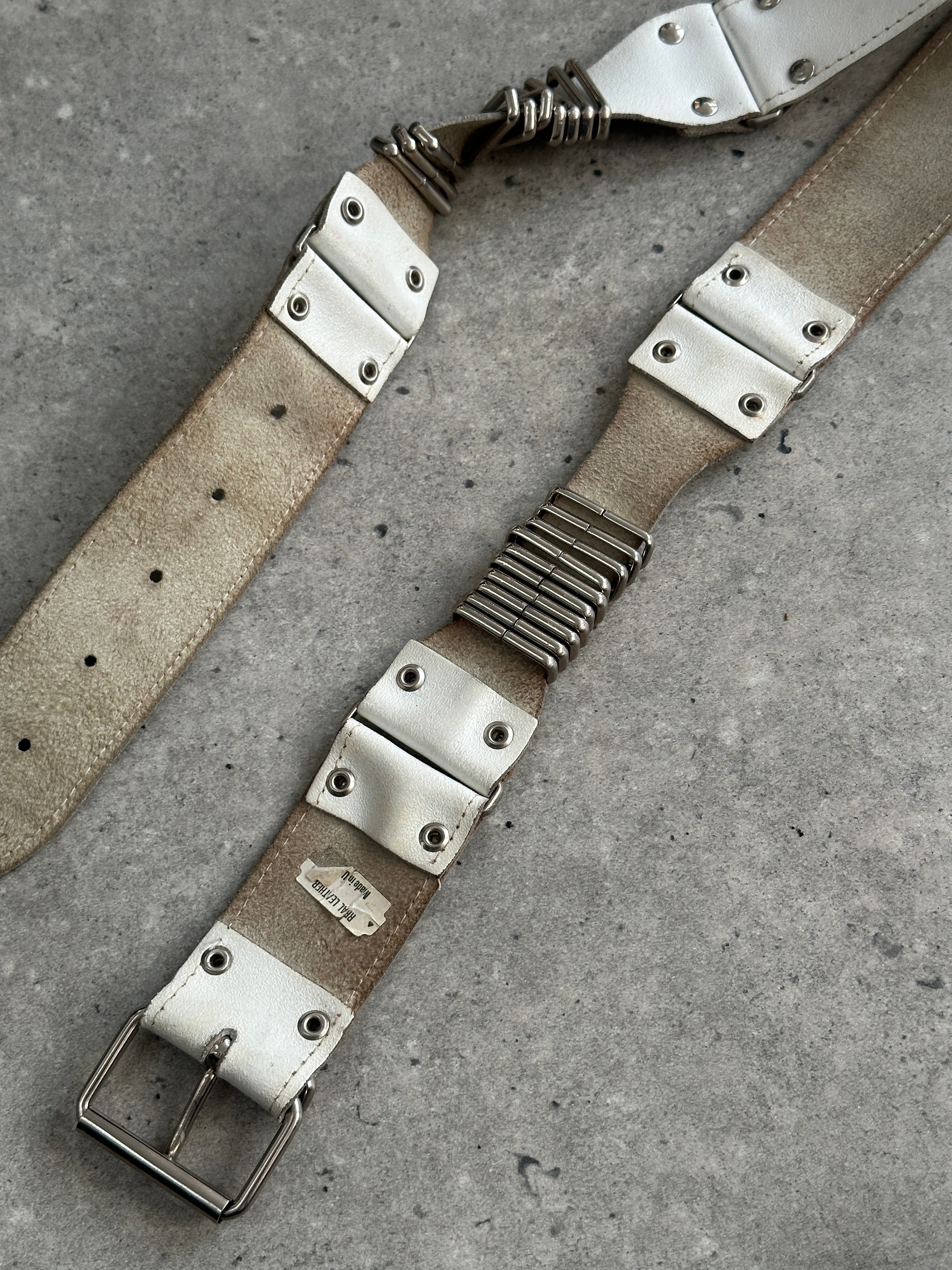 Vintage chrome hardware leather belt in size W28-32, featuring classic design and durable construction.