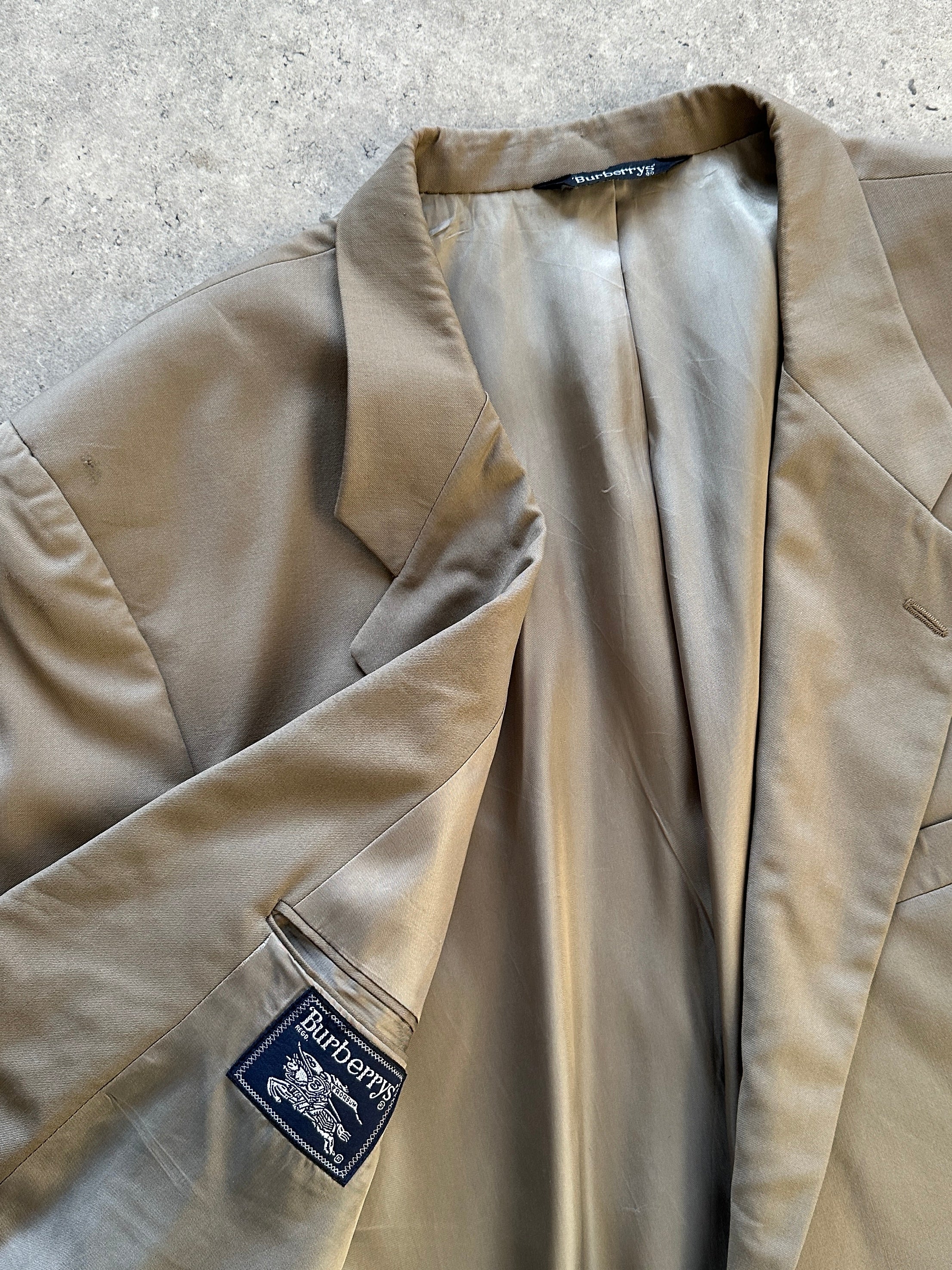 Burberry pure wool single-breasted blazer in XXL size, tailored fit with classic design and button closure, displayed on a hanger.