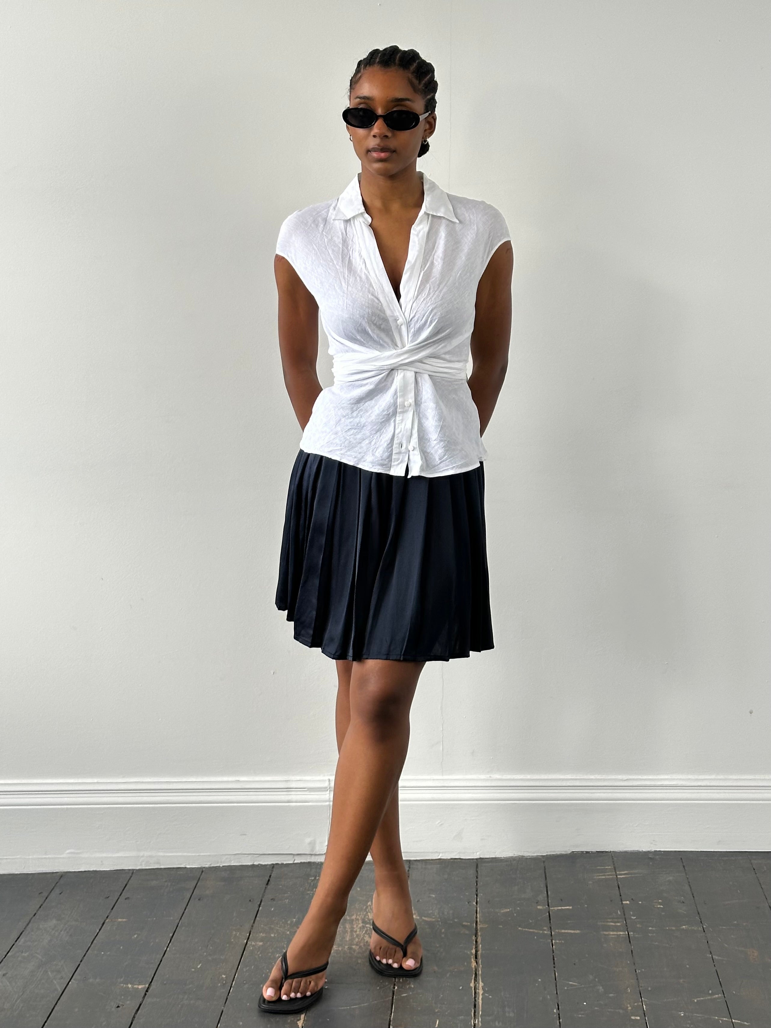 Vintage Italian 1990s pure silk pleated skirt in W24 with elegant flow and classic style, showcasing fine craftsmanship and luxurious fabric.