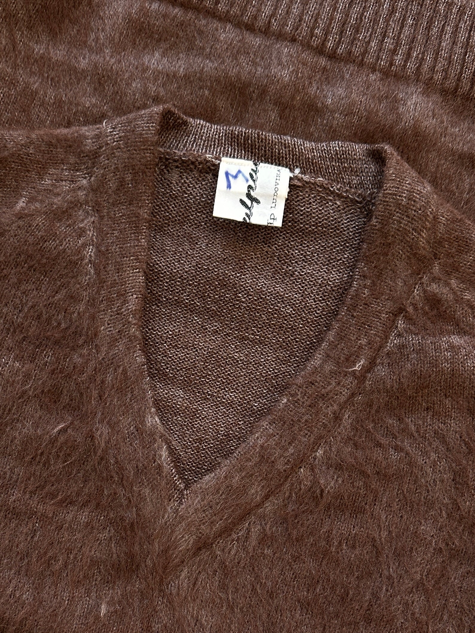 Vintage Italian alpaca V-neck jumper in M/L size, soft knitted sweater with classic design and cozy texture.
