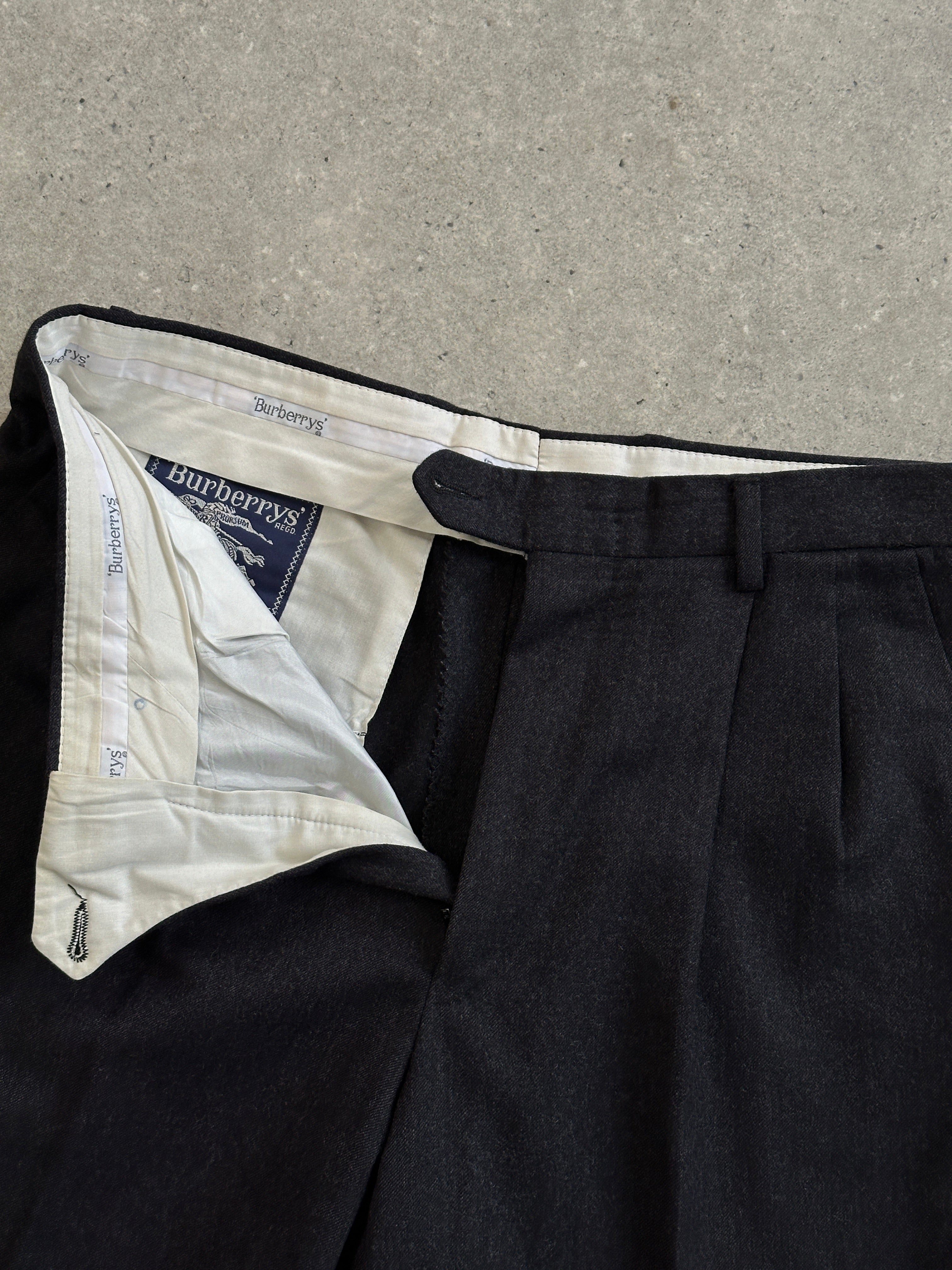 Burberry pure wool straight-leg pleated trousers in W30, showcasing tailored fit and classic design in neutral color.
