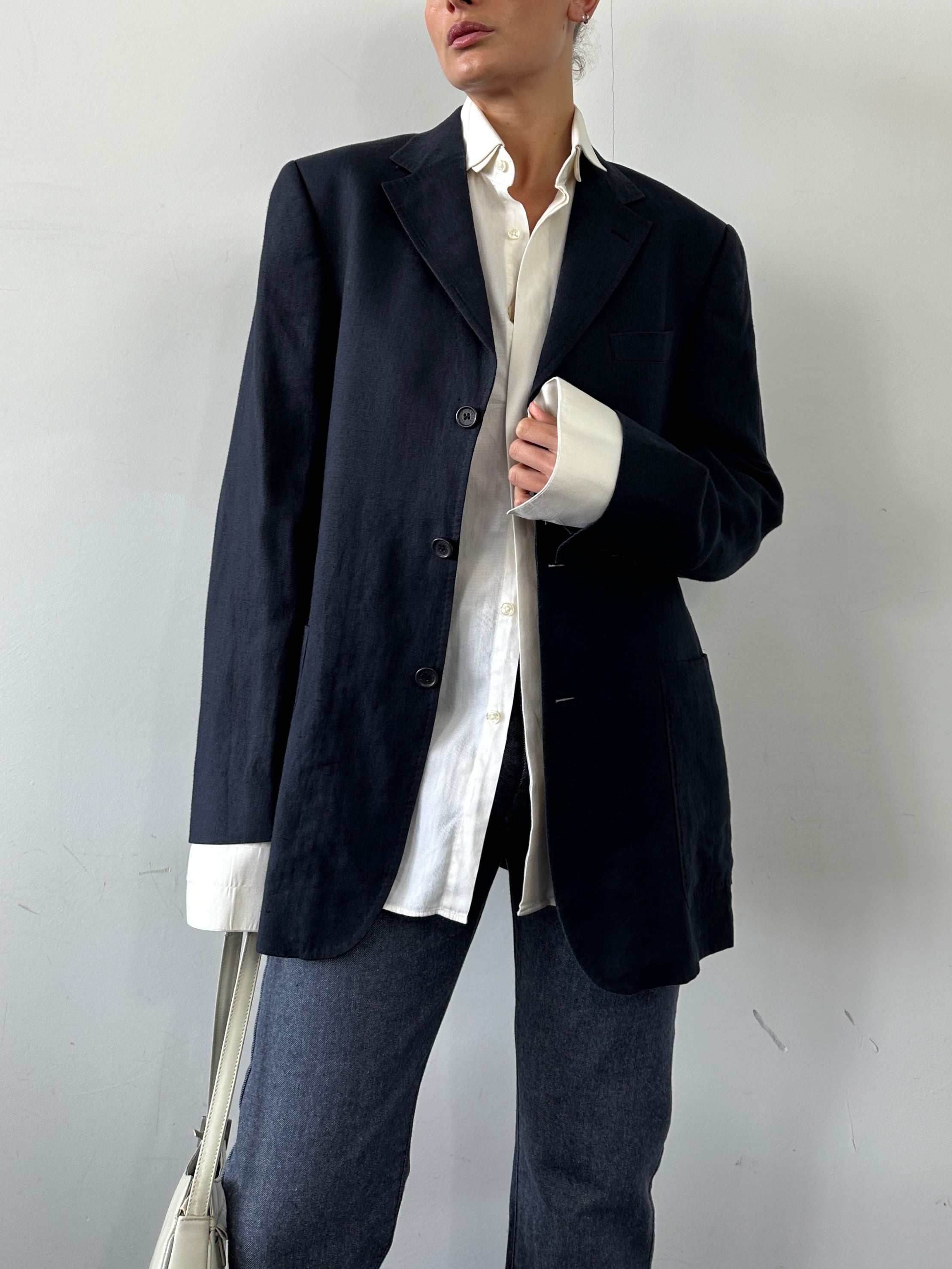 Vintage pure linen single-breasted blazer in size L, showcasing classic design and lightweight fabric, perfect for a sophisticated look.