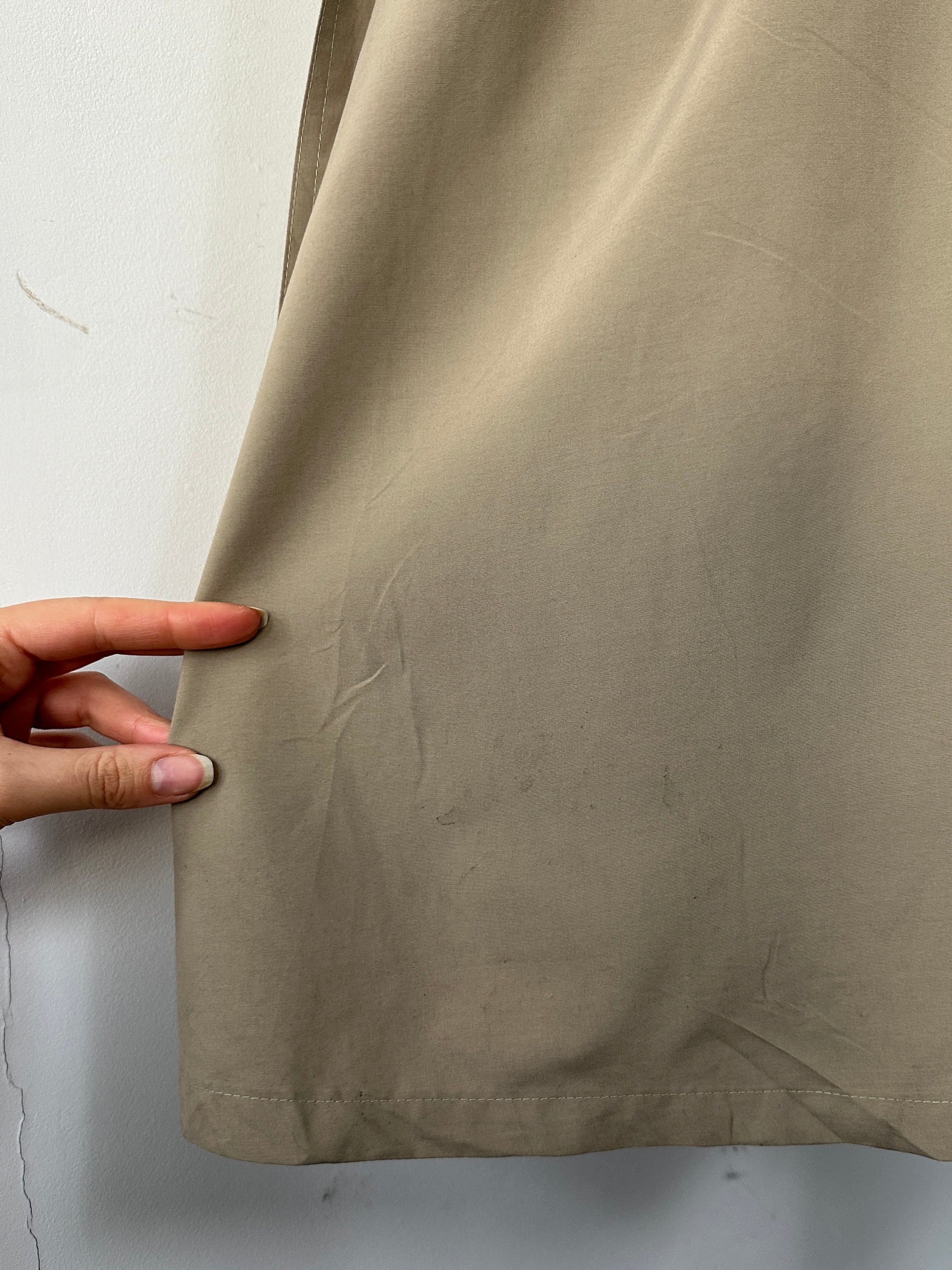 Vintage oversized double-breasted fur-lined trench coat with belt in XL, stylish vintage coat with classic design and warm lining.