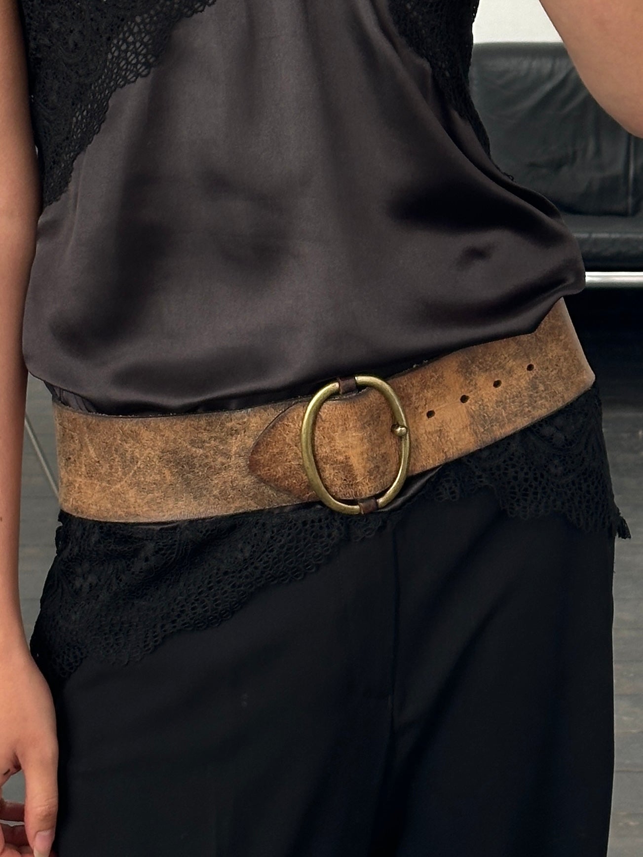 Vintage 1980s chunky leather belt with brass buckle, W31-35, featuring distressed brown leather and vintage-style stitching.